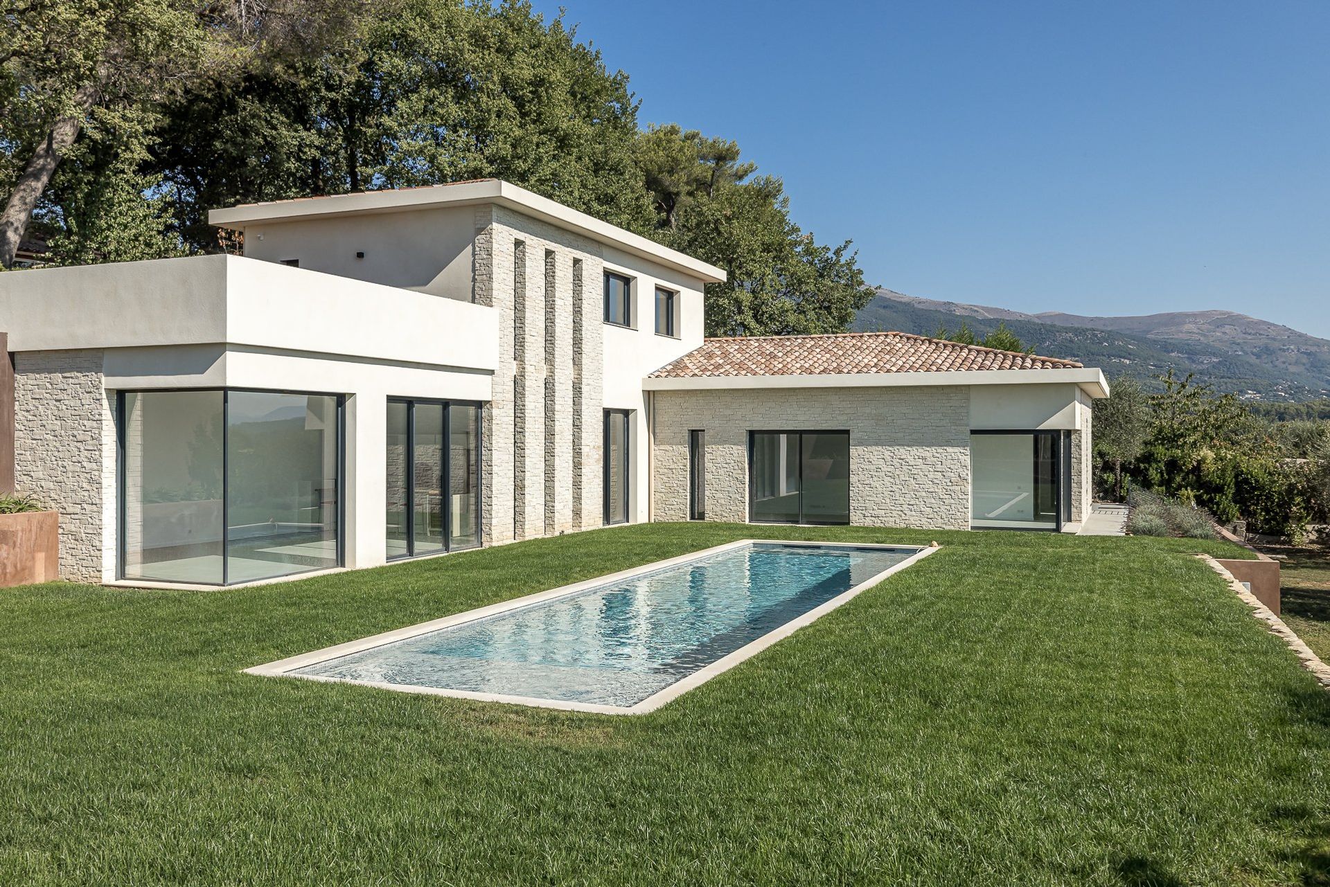 House in Le Chateau, Provence-Alpes-Cote d'Azur 10062017