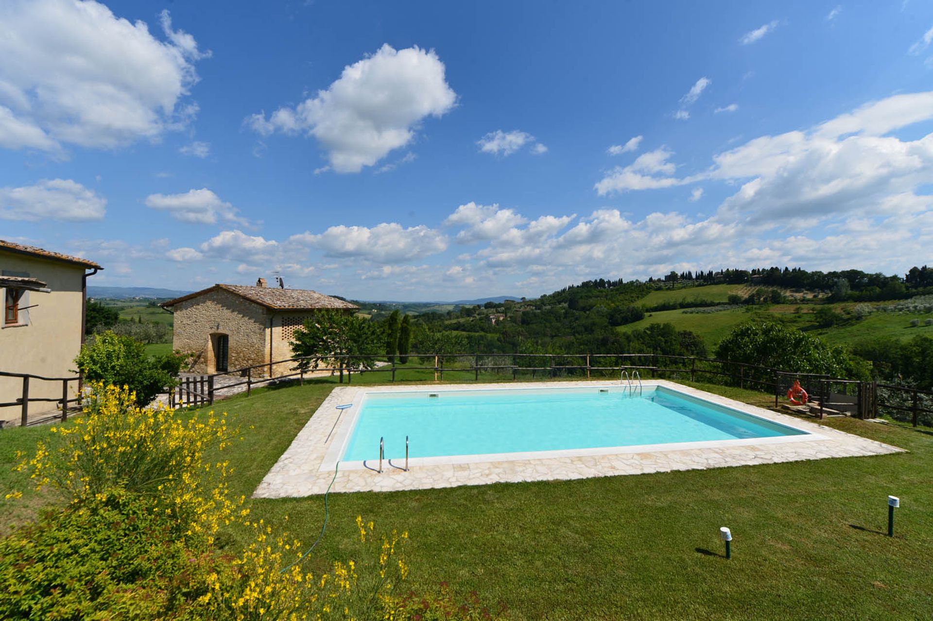 House in San Gimignano, Siena 10063422