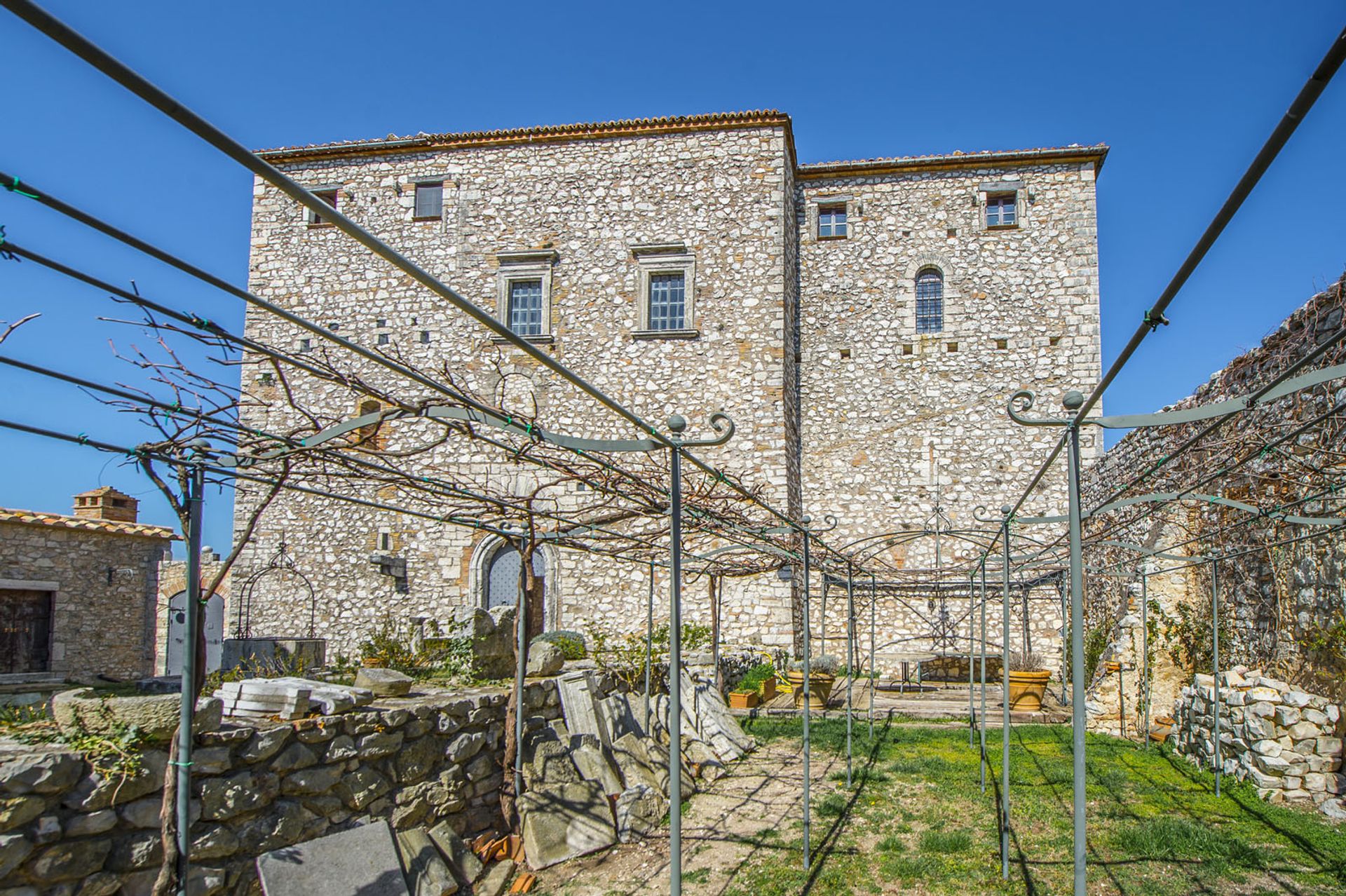 Hus i Baschi, Terni 10063545