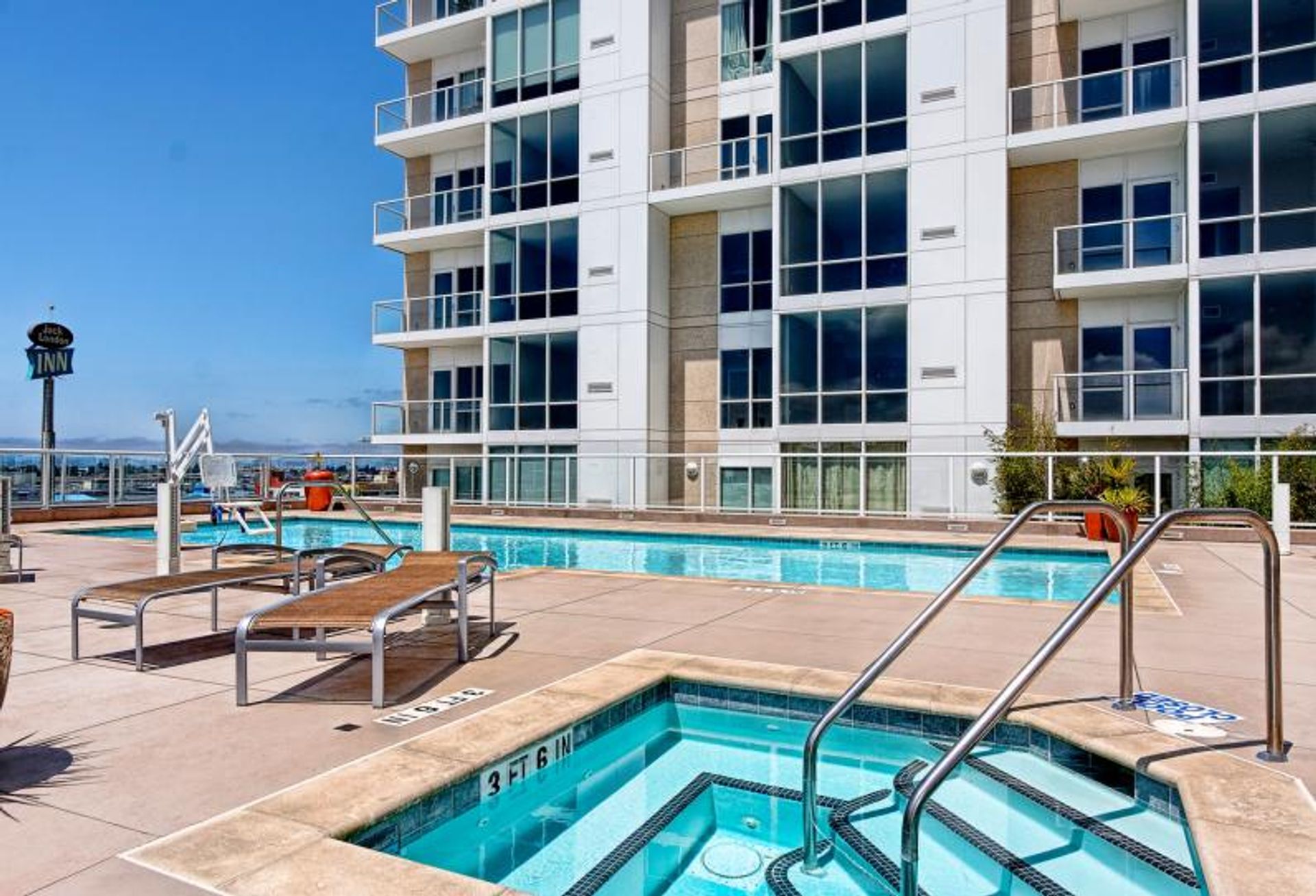 Condominium in Oakland, California 10067449