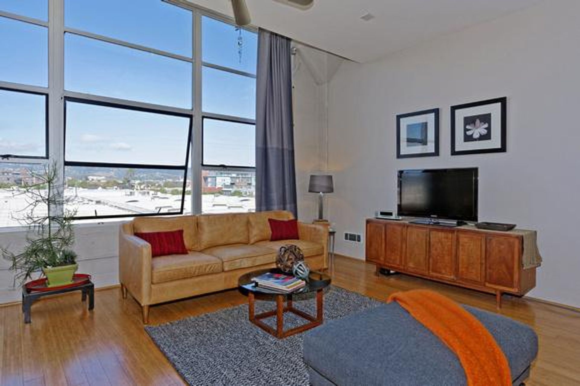 Condominium in Emeryville, California 10068143