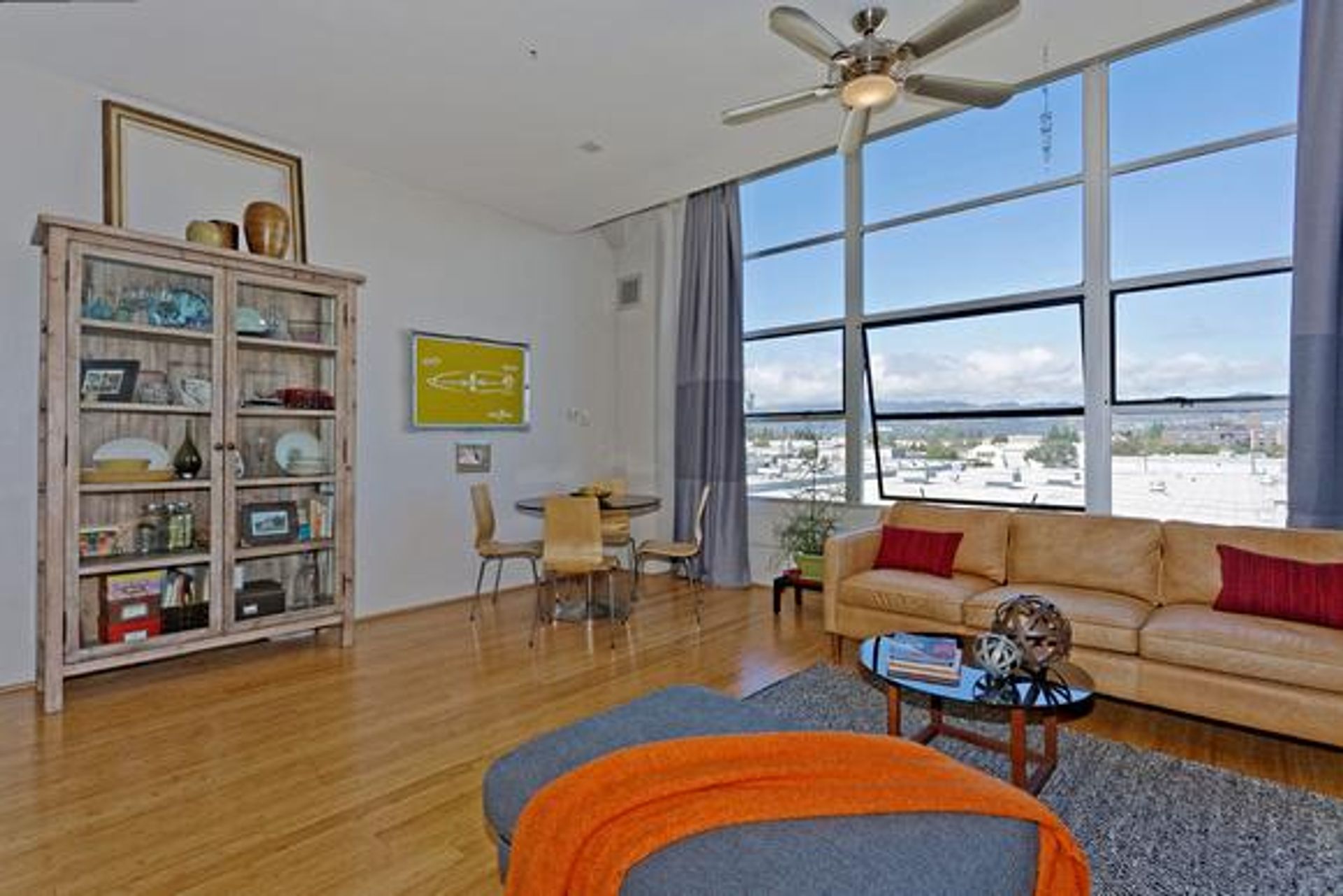 Condominium in Emeryville, California 10068143