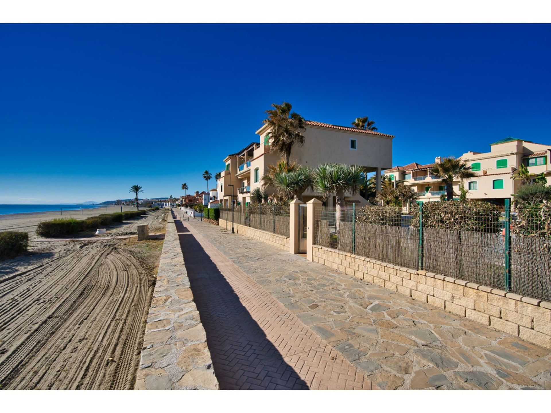 सम्मिलित में Casares Playa, Costa Del Sol 10075741