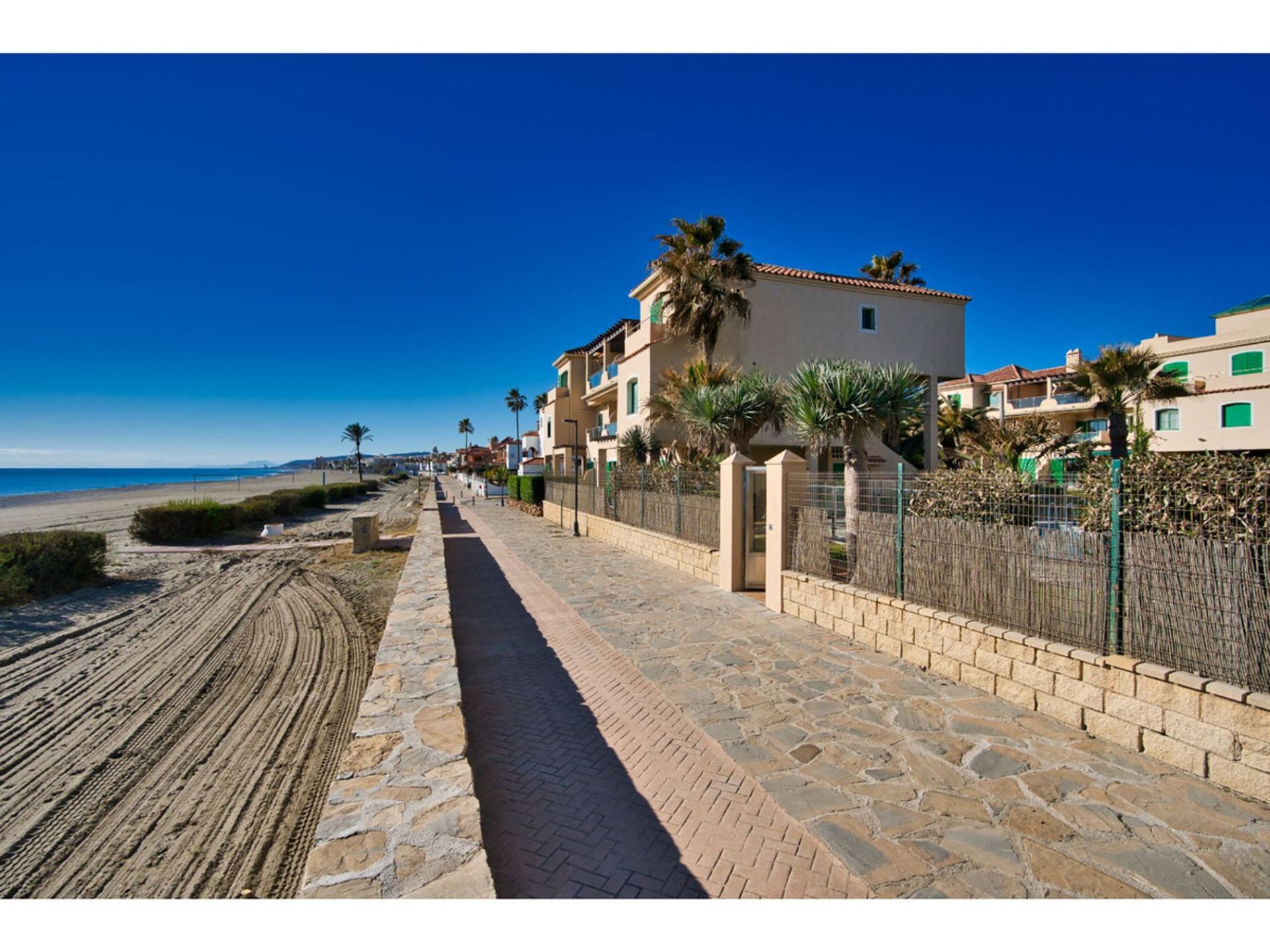 सम्मिलित में Casares Playa, Costa Del Sol 10075741