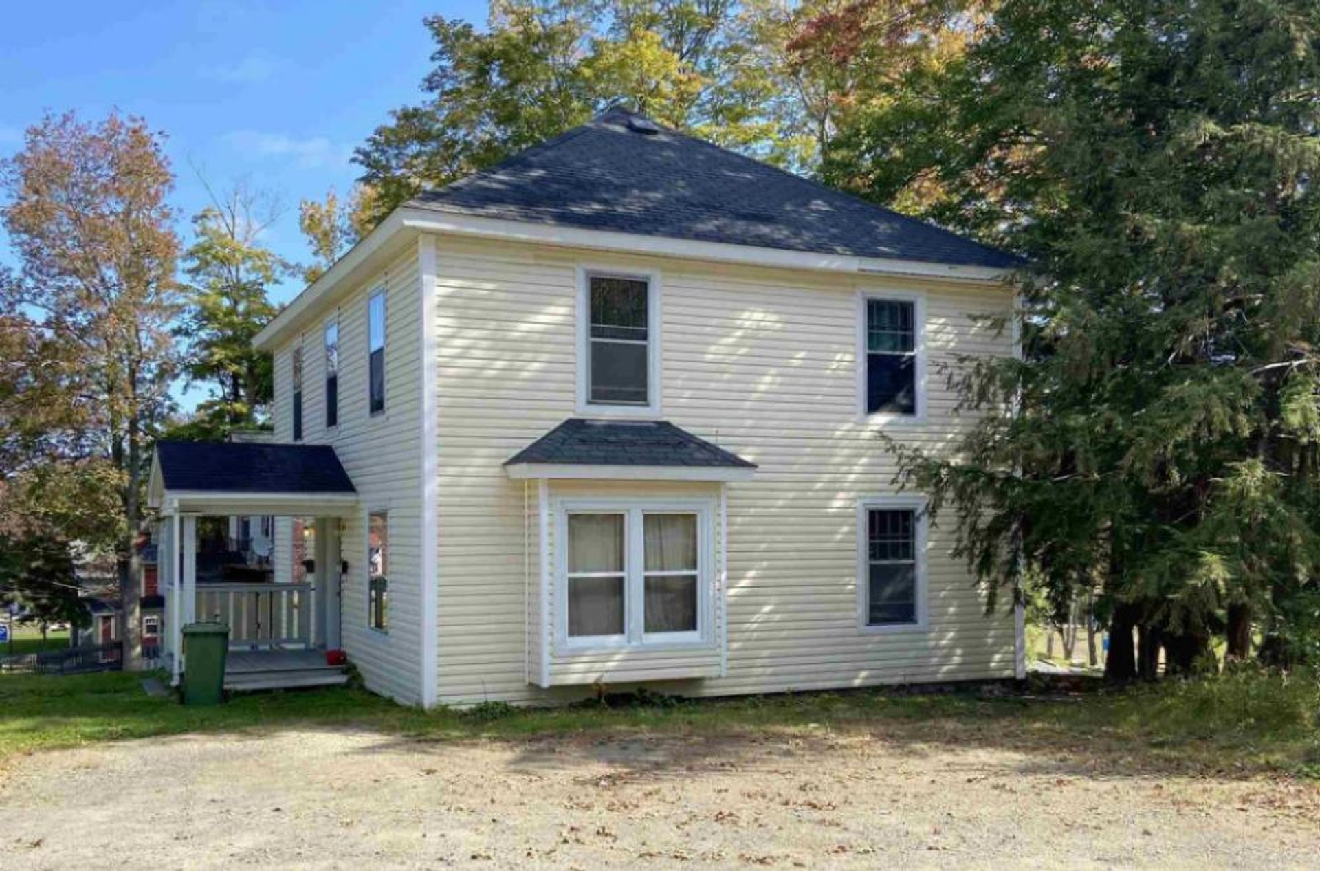 House in Bridgewater, Nova Scotia 10081877