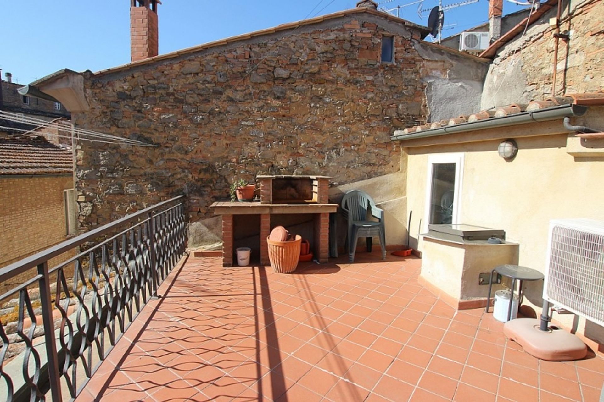 Condominium in Volterra, Tuscany 10082376