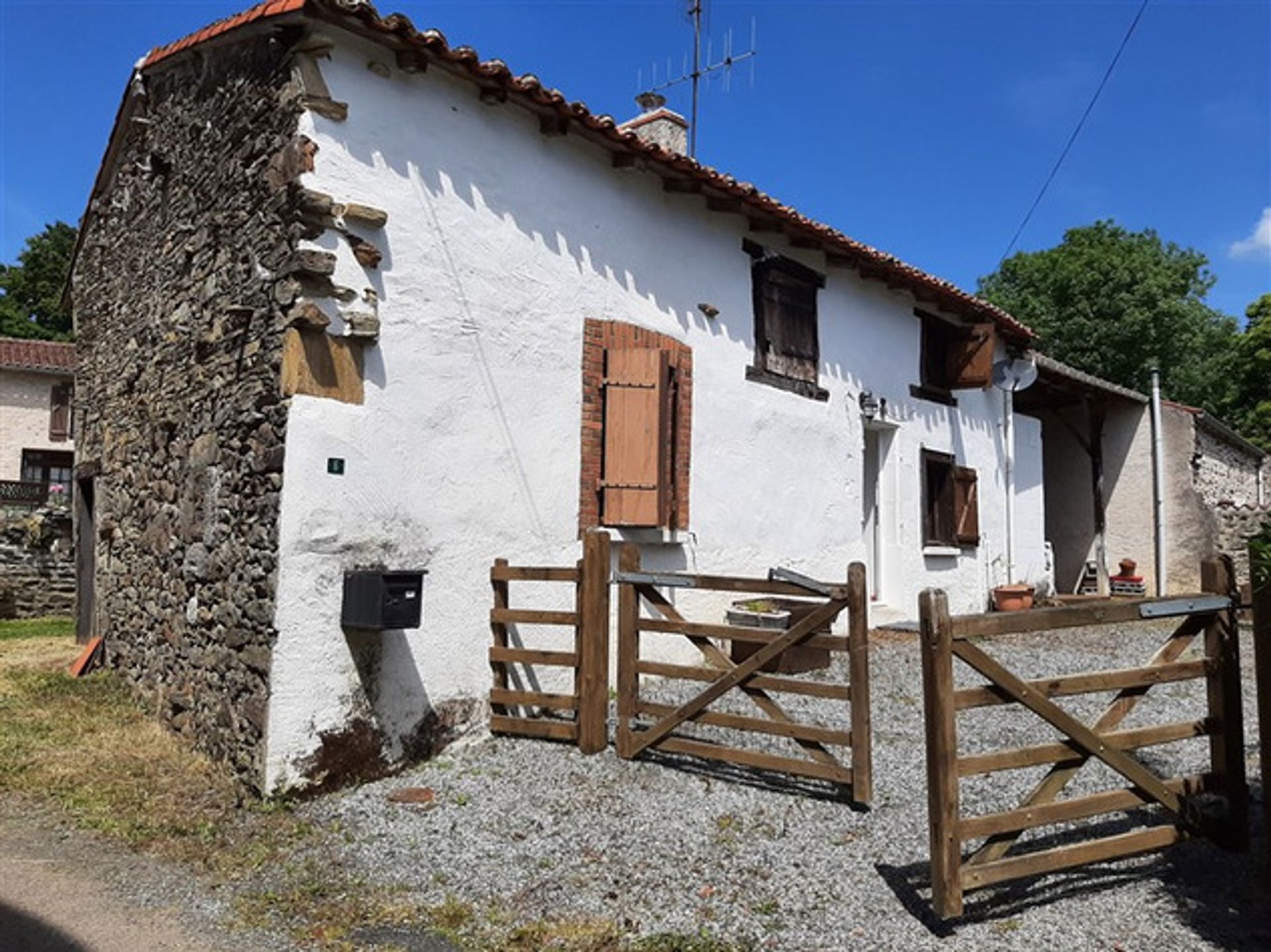 Hus i Bussiere-Poitevine, Nouvelle-Aquitaine 10083640