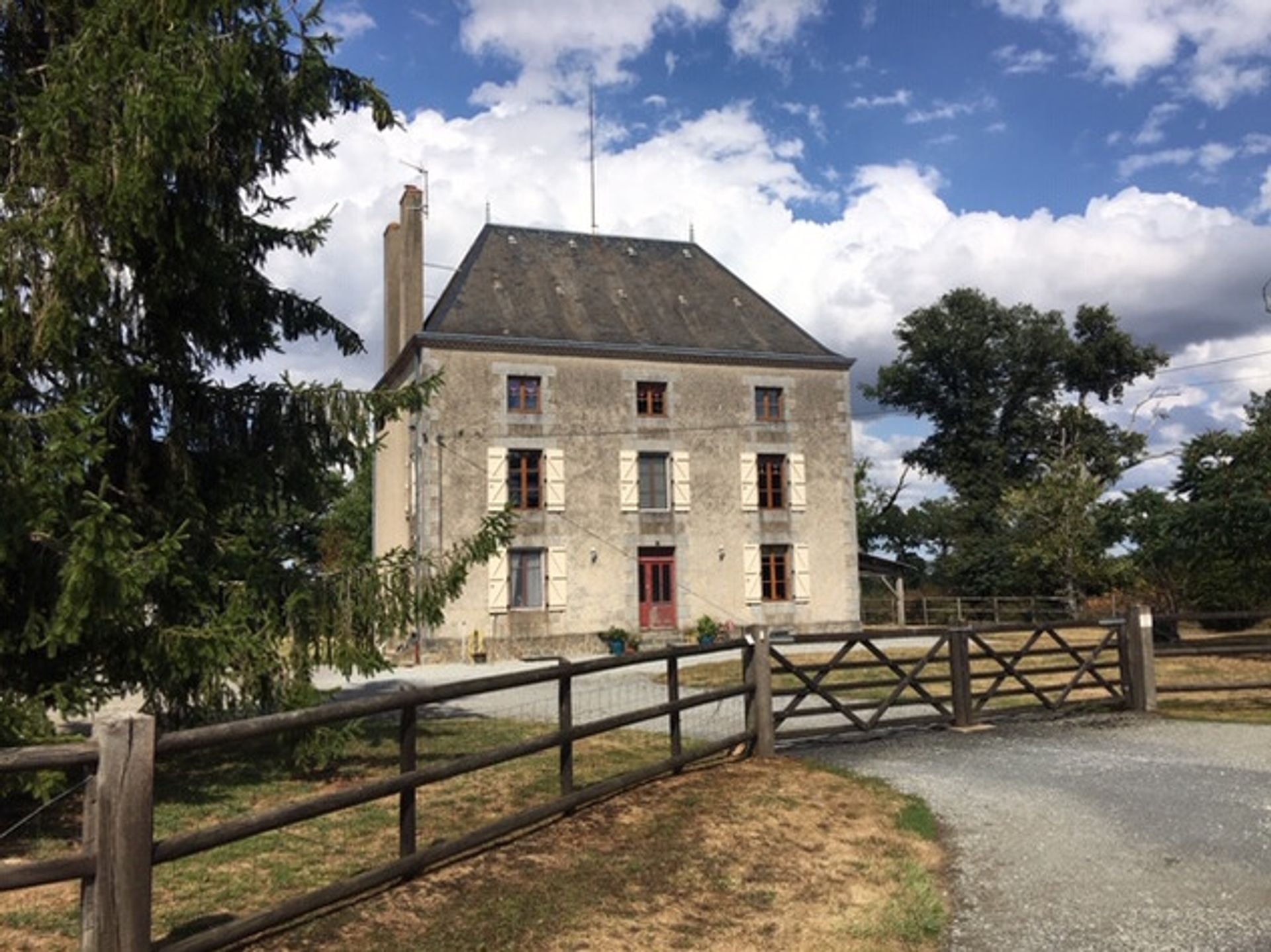 Condominium in Le Dorat, Limousin 10083684