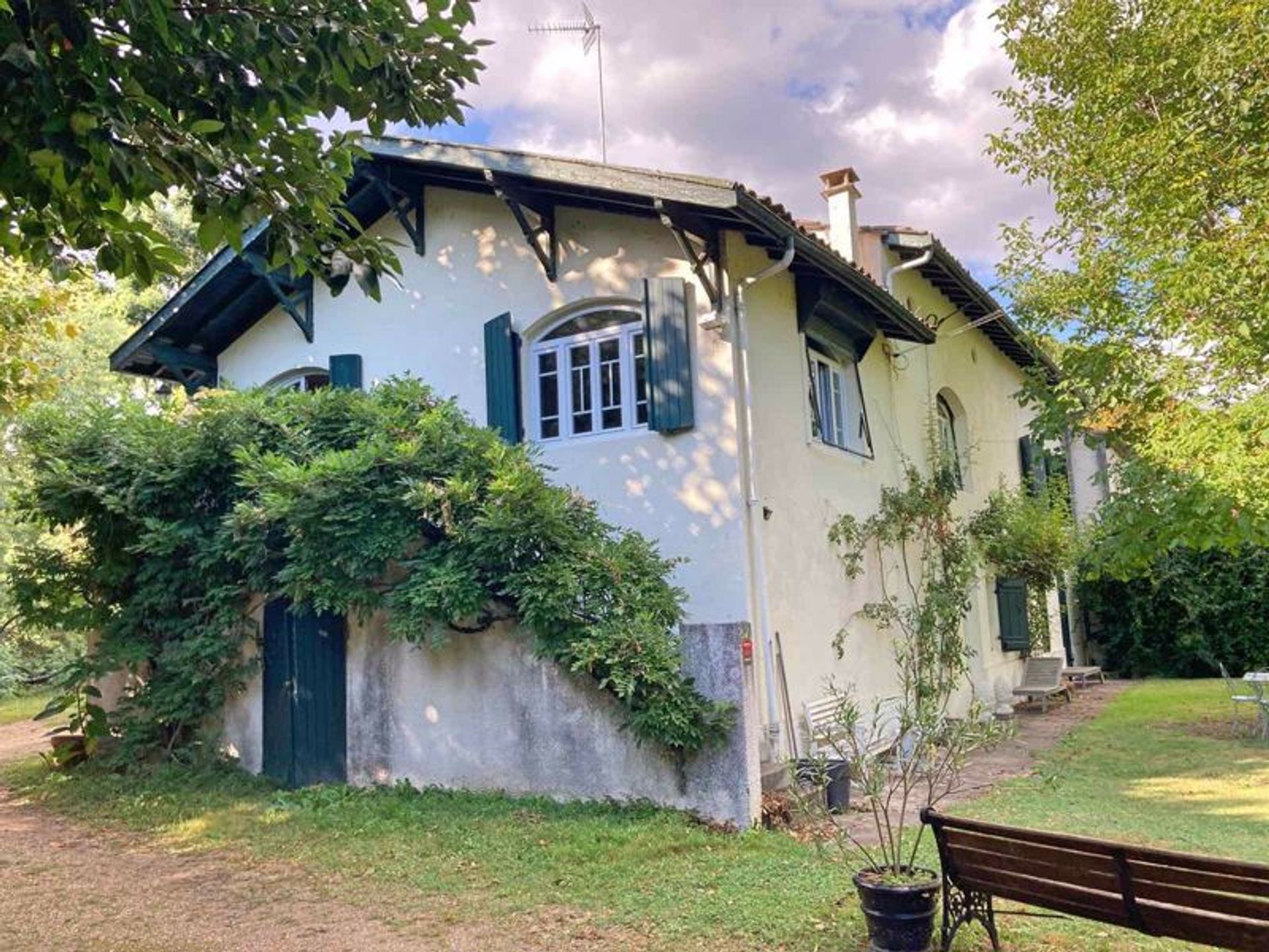 Condominium in Saint-Seurin-de-Prats, Aquitaine 10083728