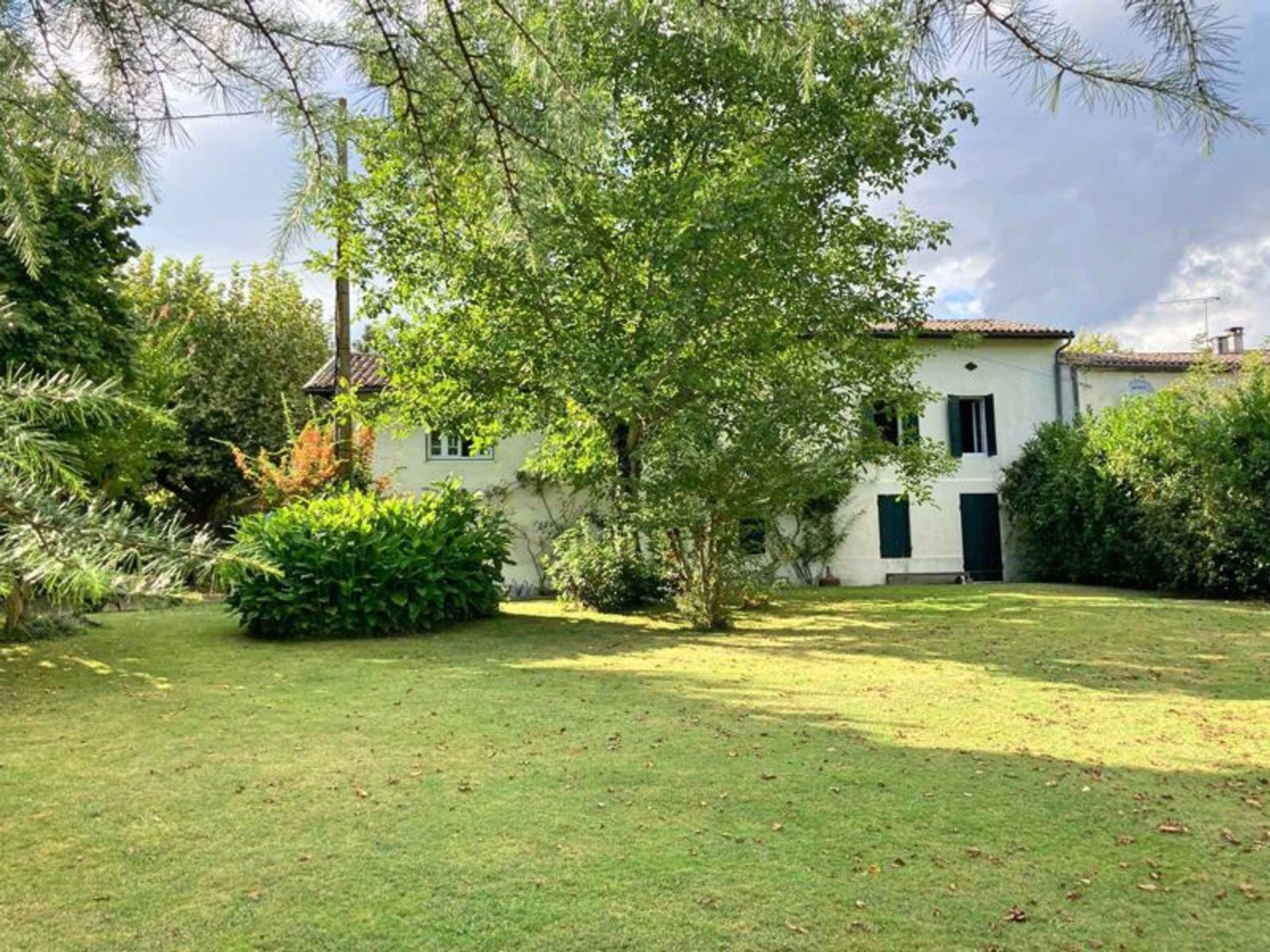 Condominium in Saint-Seurin-de-Prats, Aquitaine 10083728