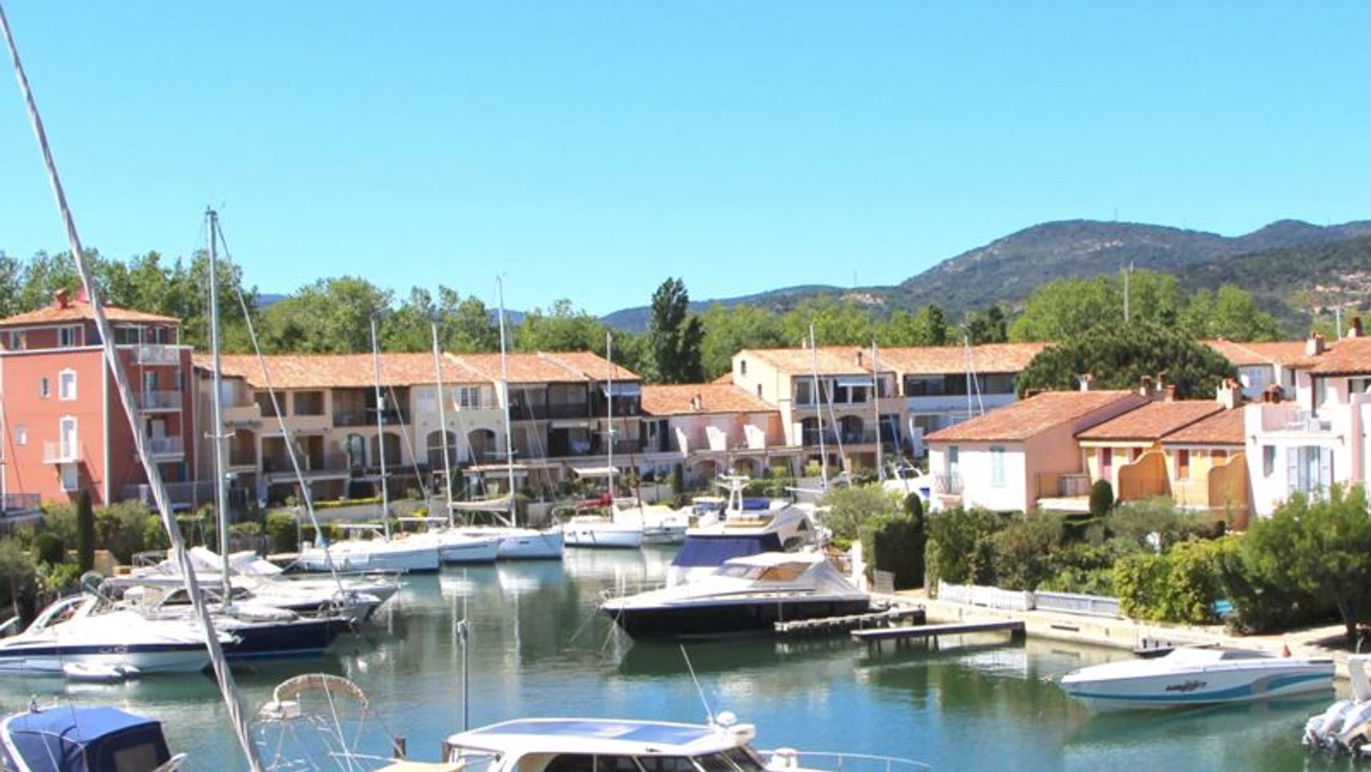 Кондоминиум в Grimaud, Provence-Alpes-Cote d'Azur 10083735