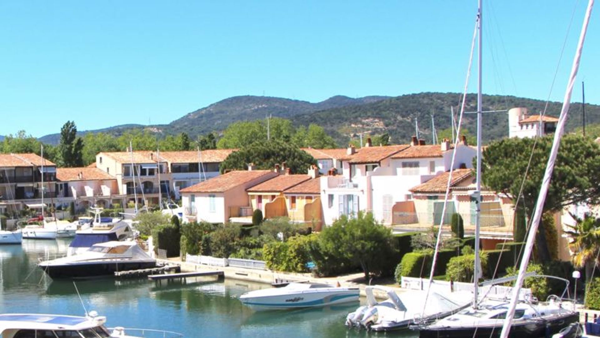 Osakehuoneisto sisään Grimaud, Provence-Alpes-Cote d'Azur 10083735