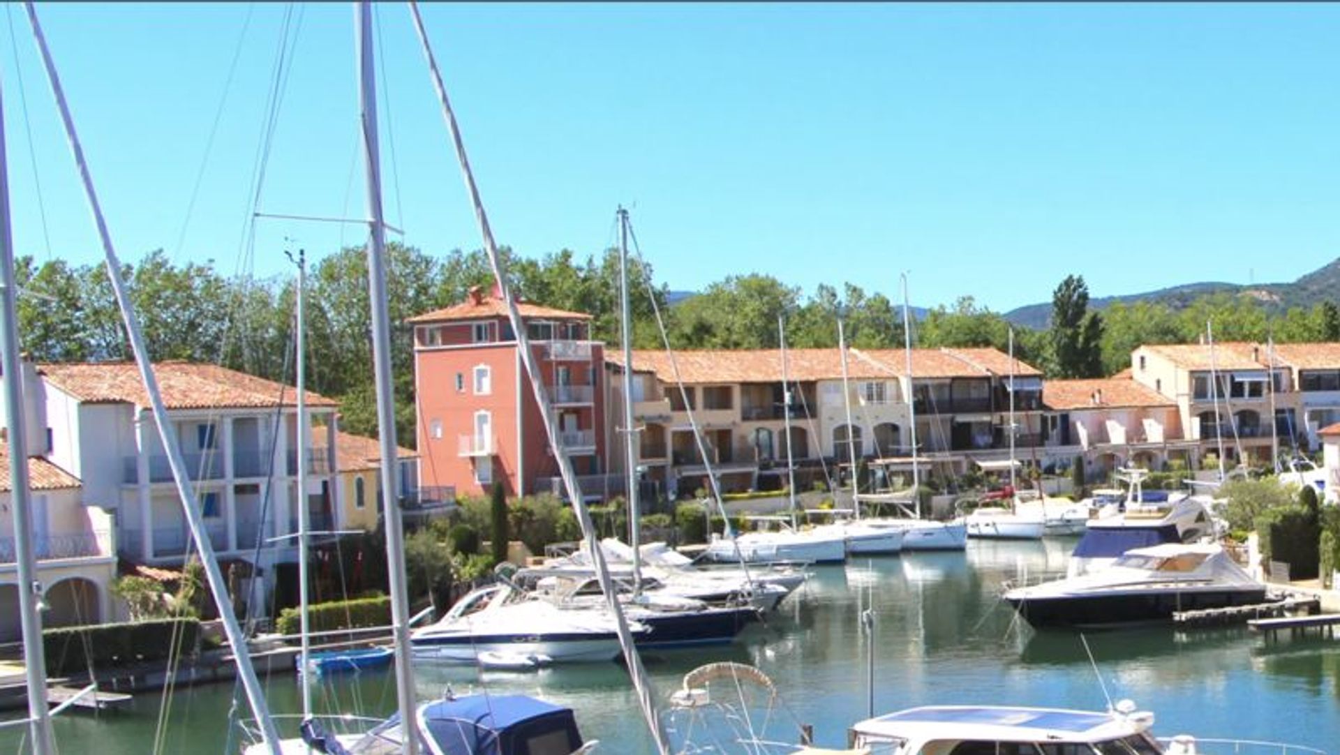 Osakehuoneisto sisään Grimaud, Provence-Alpes-Cote d'Azur 10083735