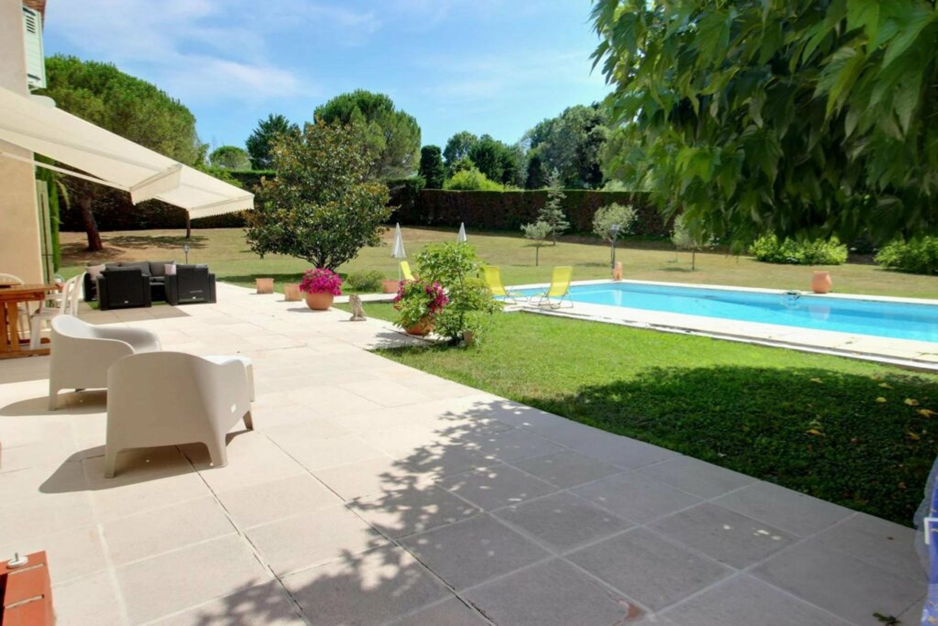 Huis in Chateauneuf-Grasse, Provence-Alpes-Côte d'Azur 10085882