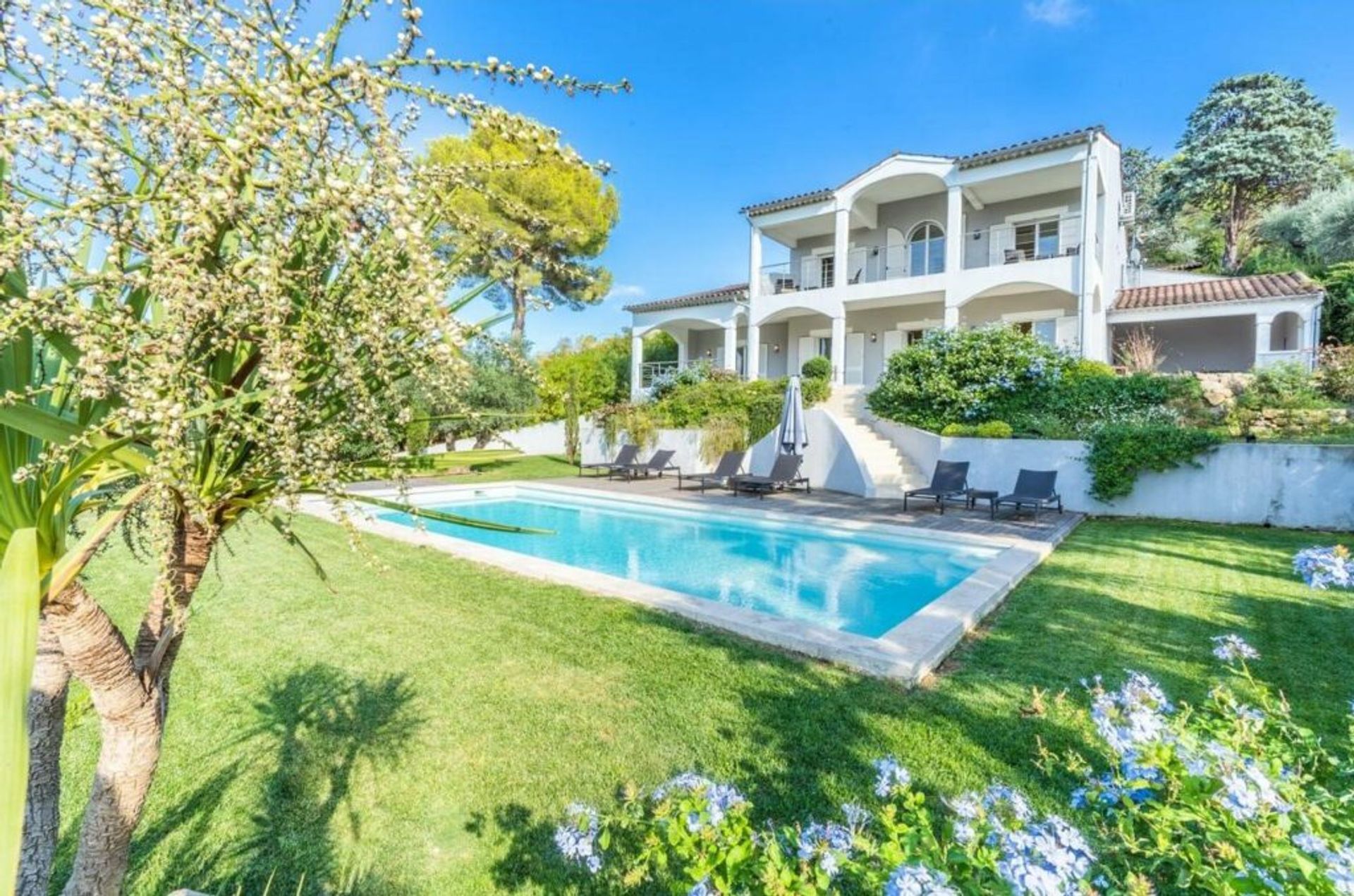 Condominium in Mougins, Provence-Alpes-Cote d'Azur 10086041