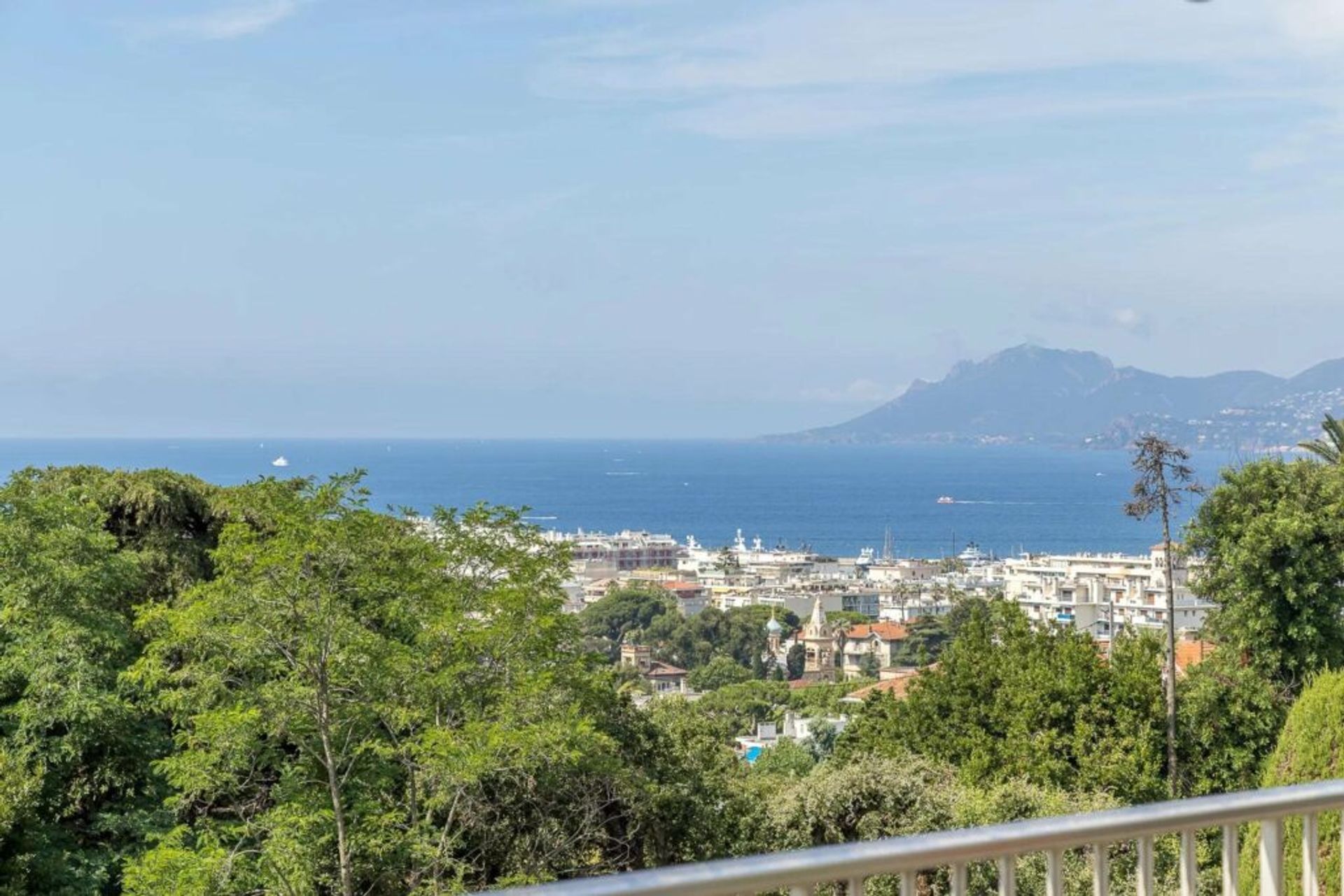 Condominium in Le Cannet, Provence-Alpes-Cote d'Azur 10086046