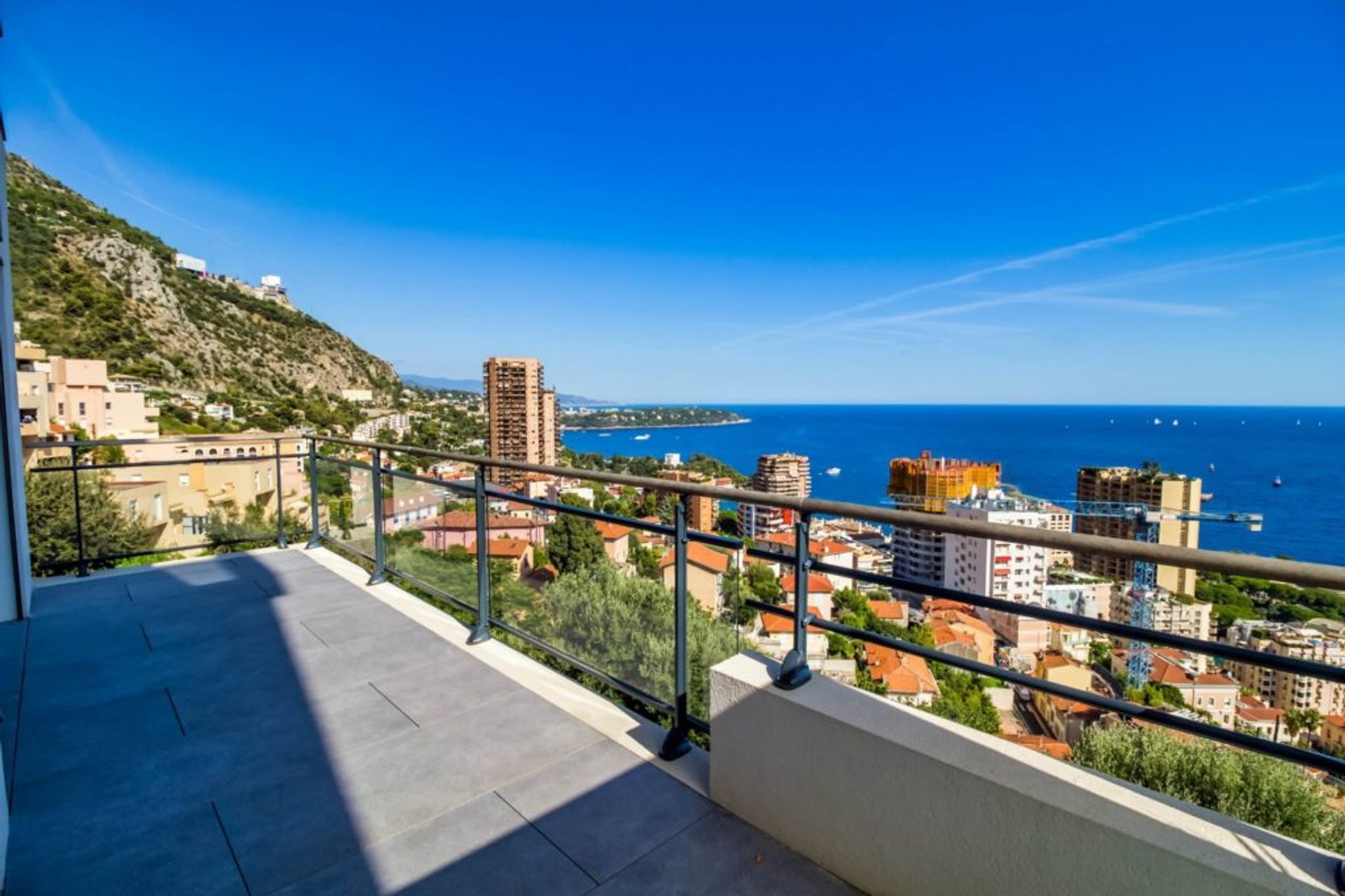 Condominium in Faussignana, Provence-Alpes-Cote d'Azur 10086092