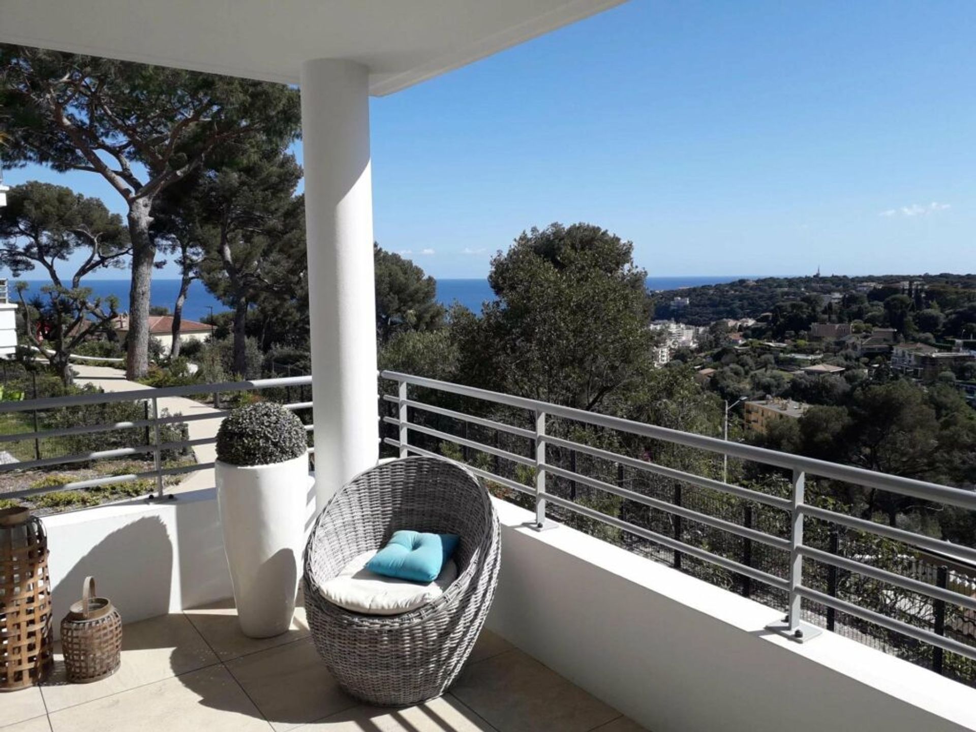 Condominium in Roquebrune-Cap-Martin, Provence-Alpes-Cote d'Azur 10086165