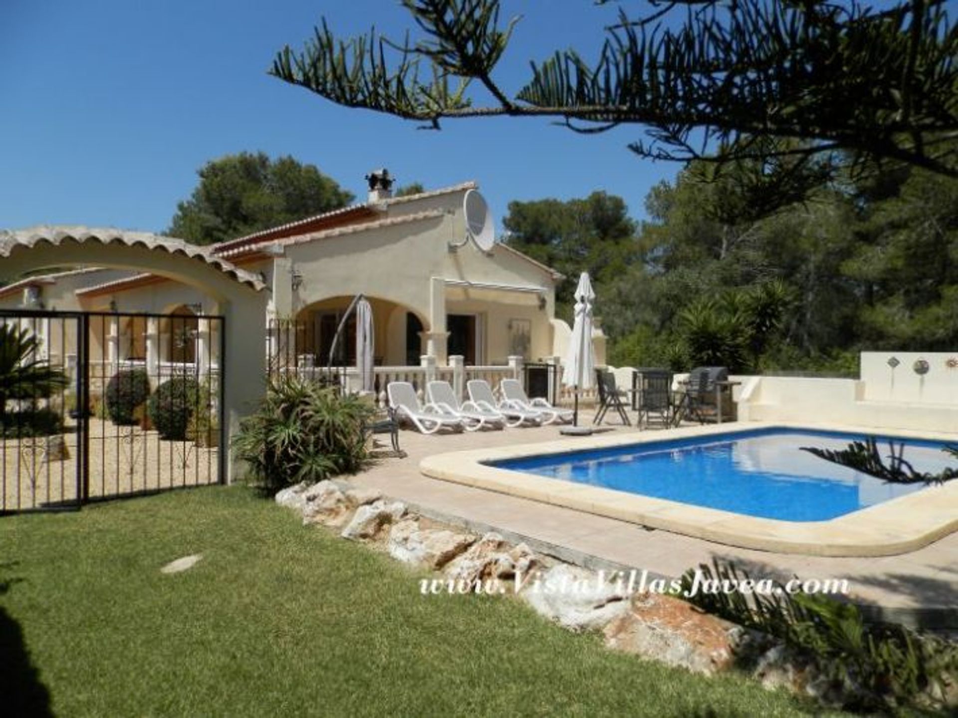 Rumah di Beautiful Villa Surrounded By Woodland - Javea,  10086491