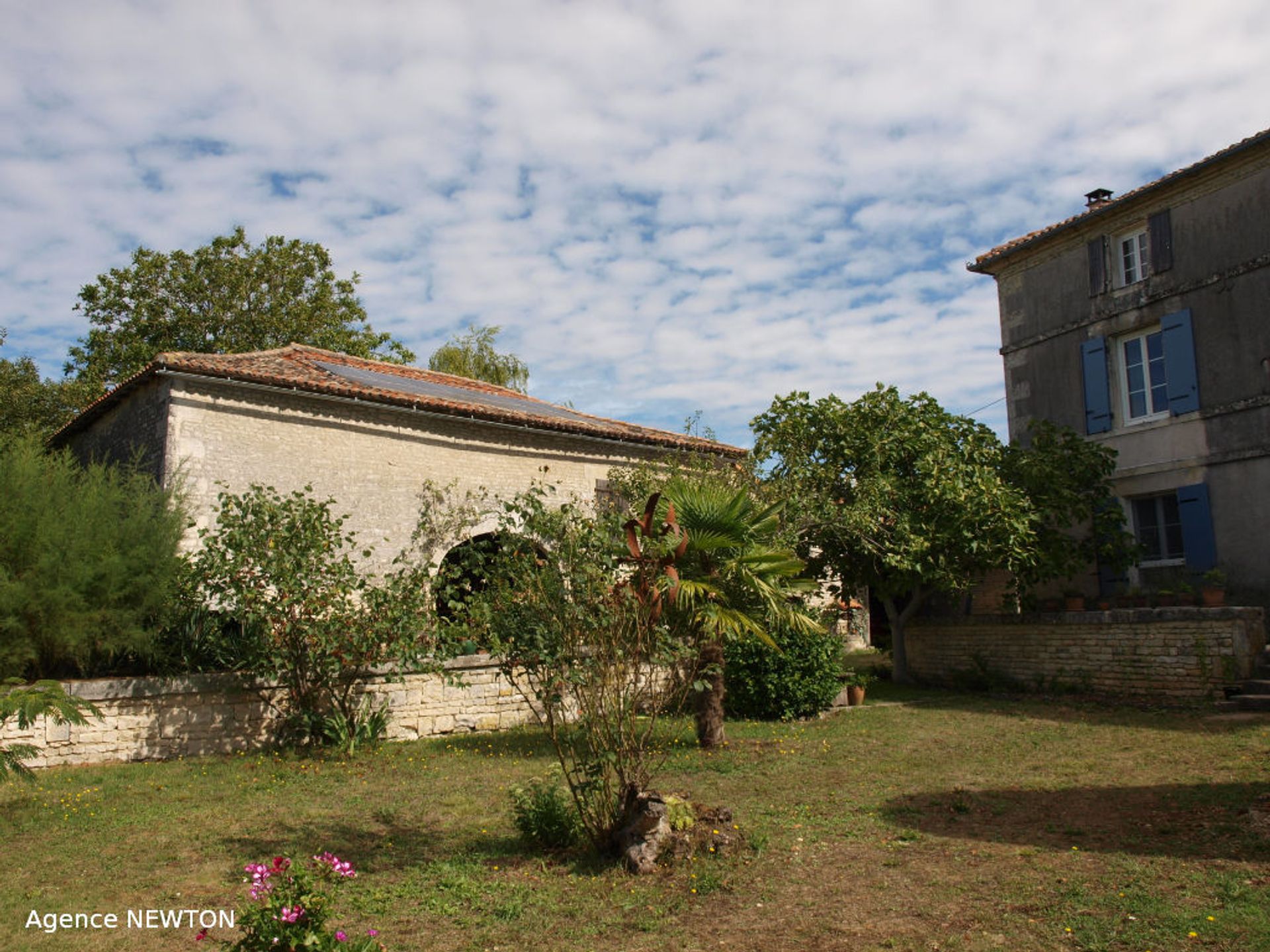 집 에 Ruffec, Poitou-Charentes 10088136