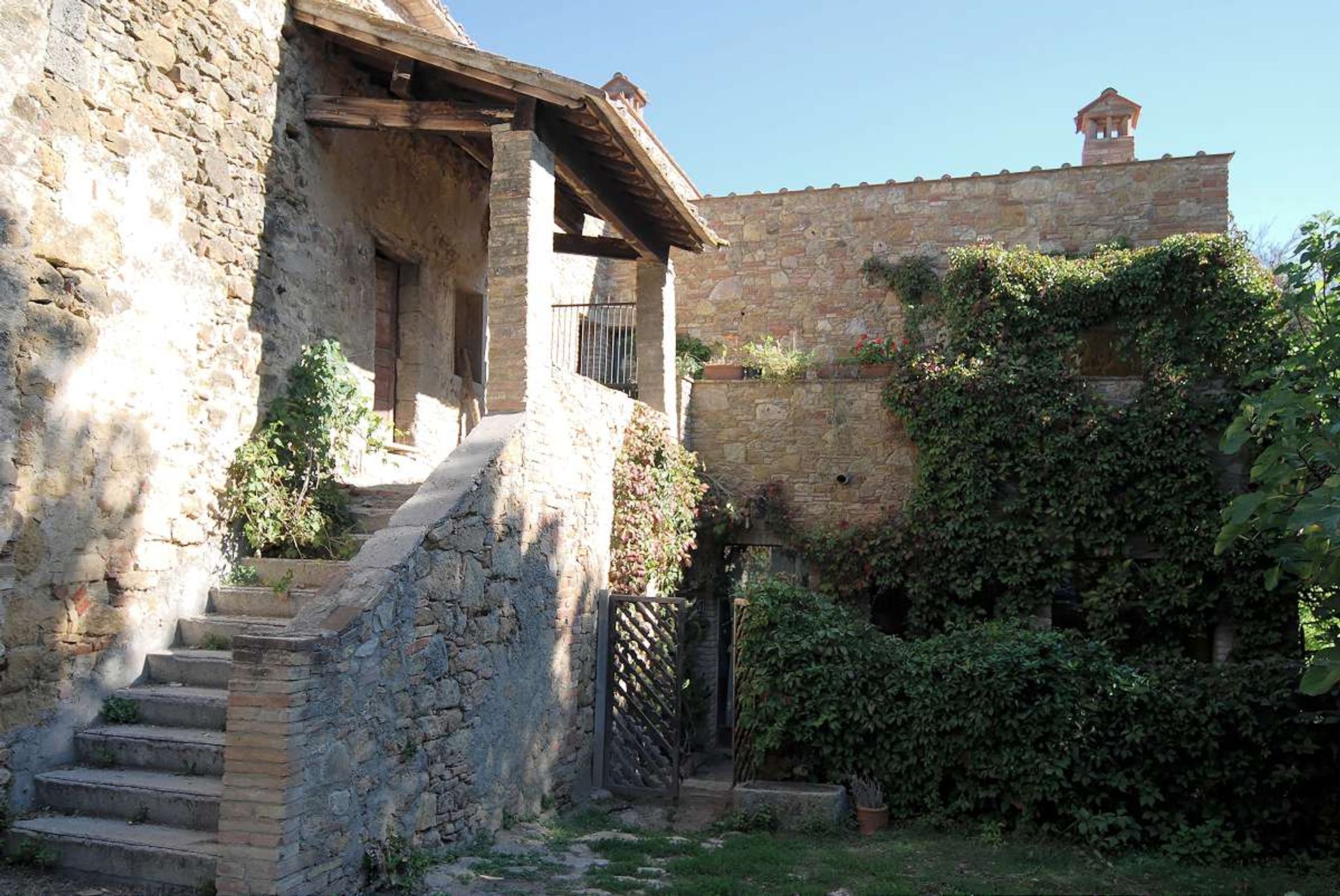 House in San Gimignano, Tuscany 10094193