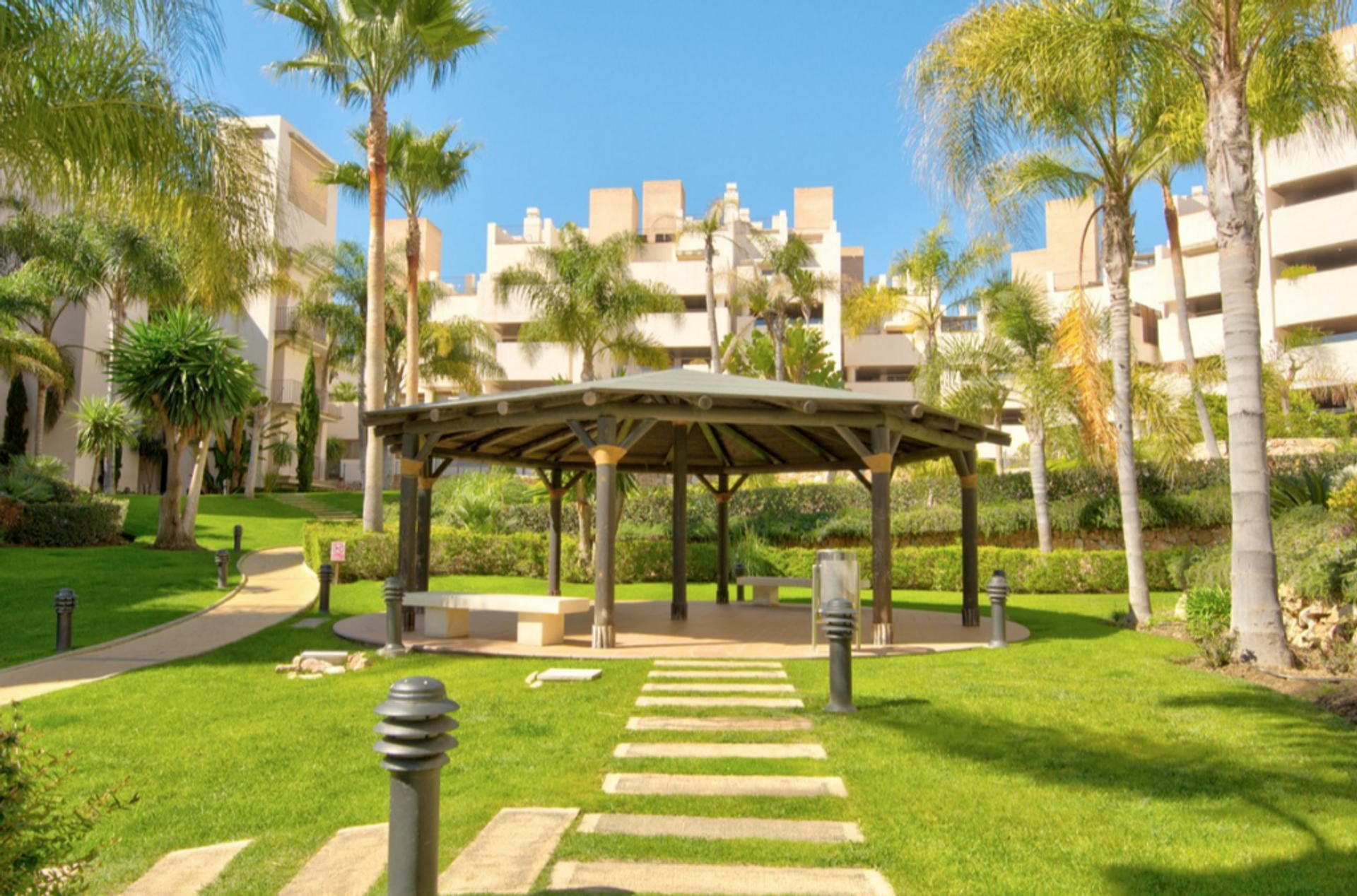 Condominium in Estepona, Málaga 10095830