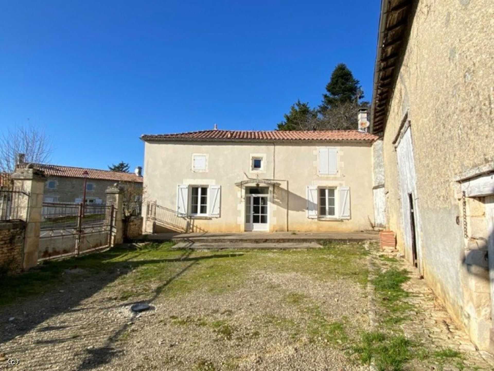 loger dans Aunac, Poitou-Charentes 10096576