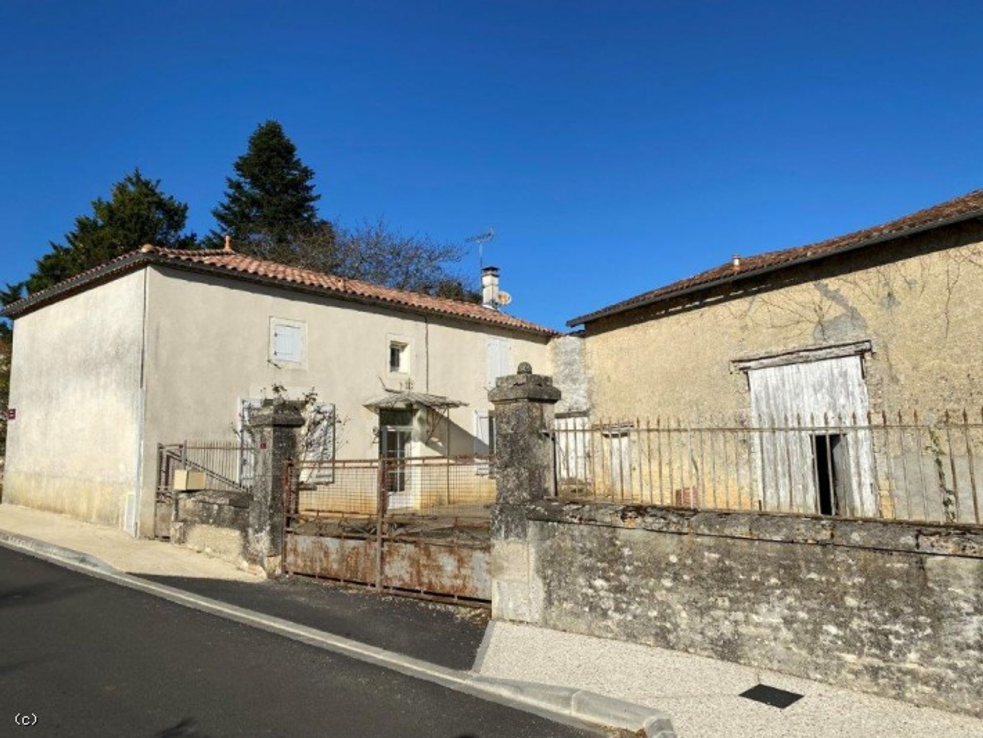 loger dans Aunac, Poitou-Charentes 10096576