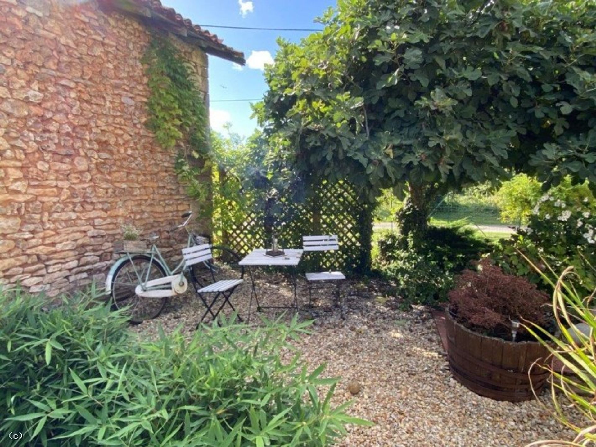 بيت في Nanteuil-en-Vallee, Poitou-Charentes 10096644