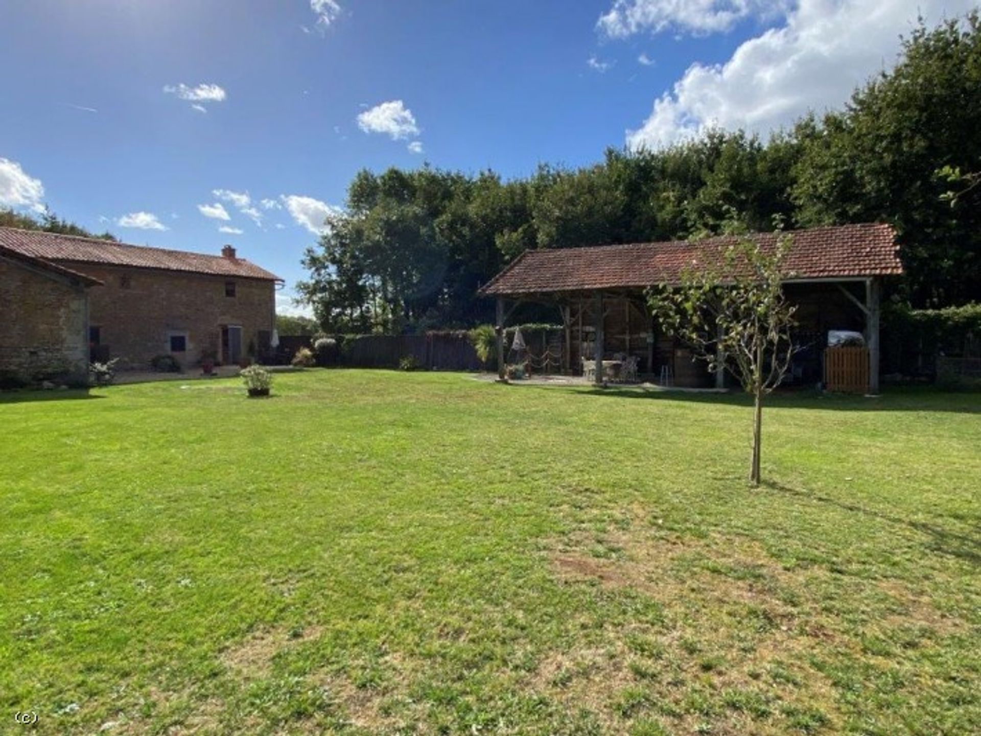 بيت في Nanteuil-en-Vallee, Poitou-Charentes 10096644