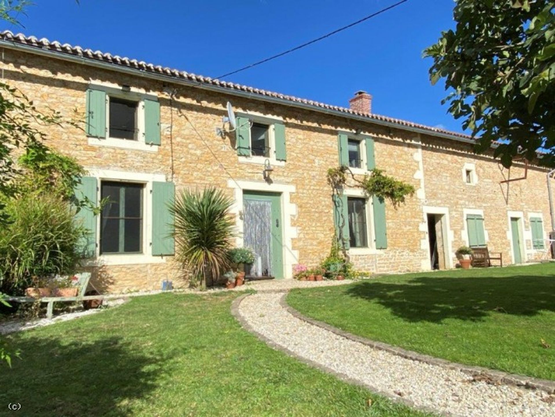 Hus i Nanteuil-en-Vallee, Nouvelle-Aquitaine 10096644