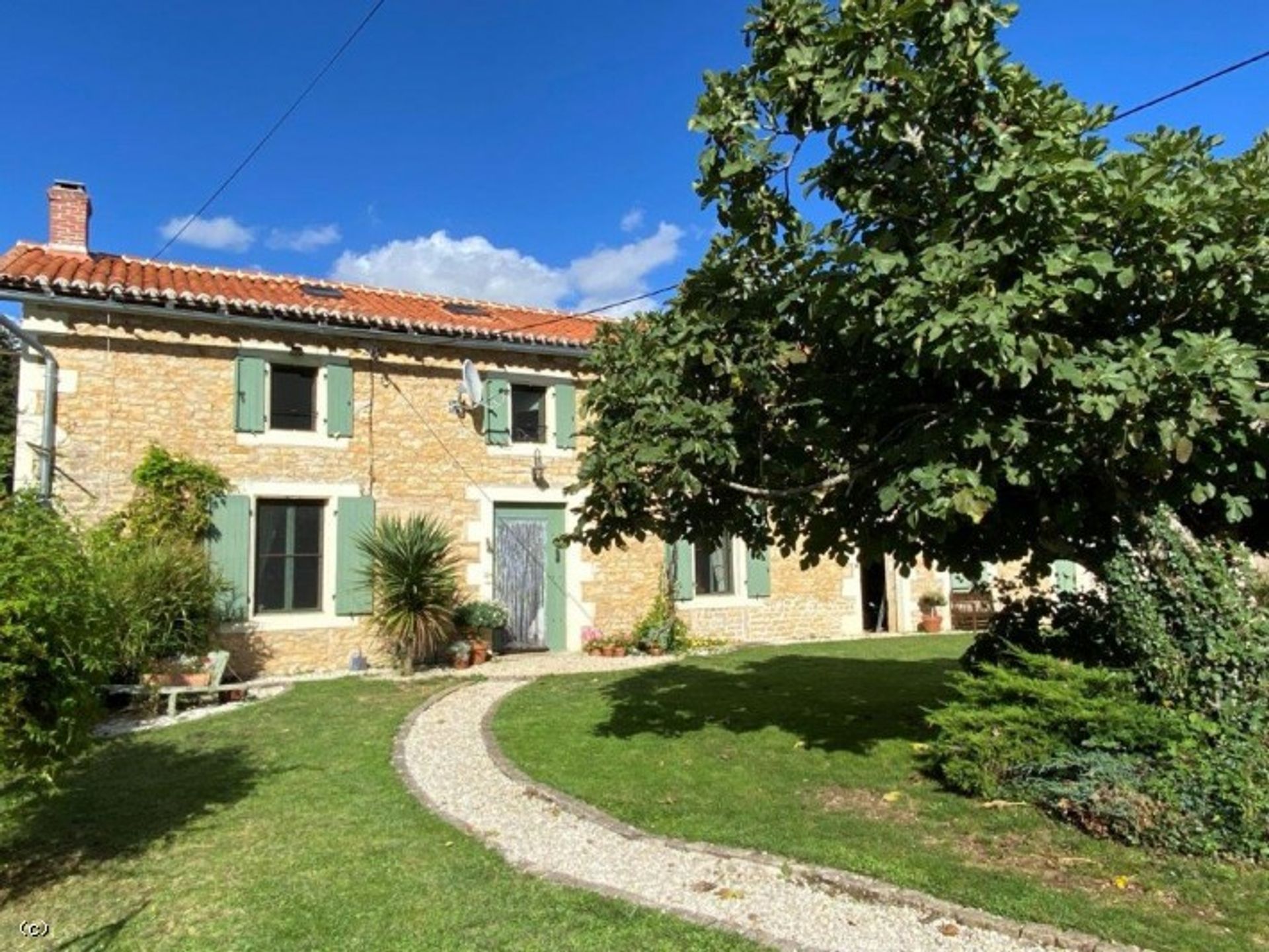 بيت في Nanteuil-en-Vallee, Poitou-Charentes 10096644