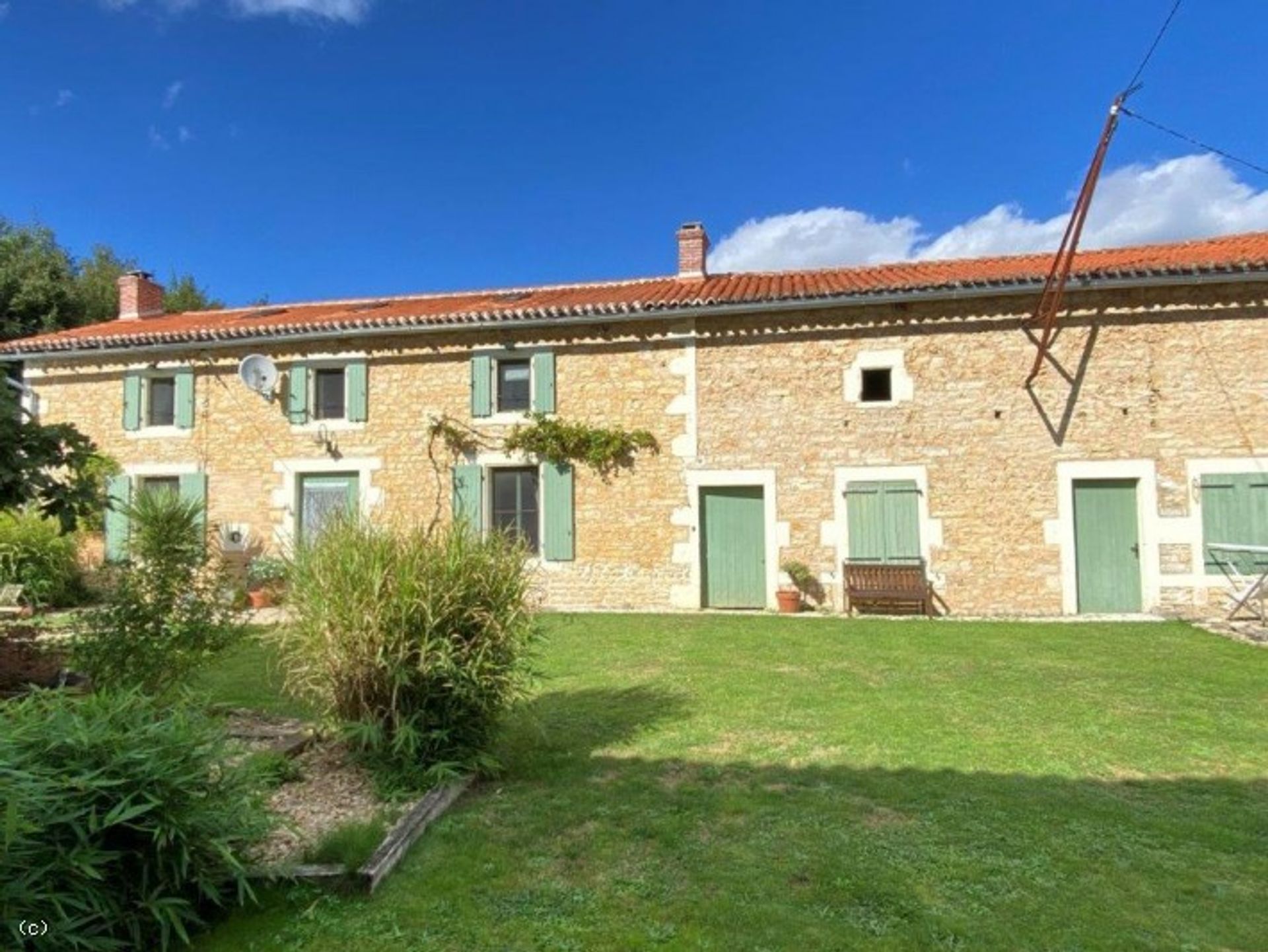 Hus i Nanteuil-en-Vallee, Nouvelle-Aquitaine 10096644