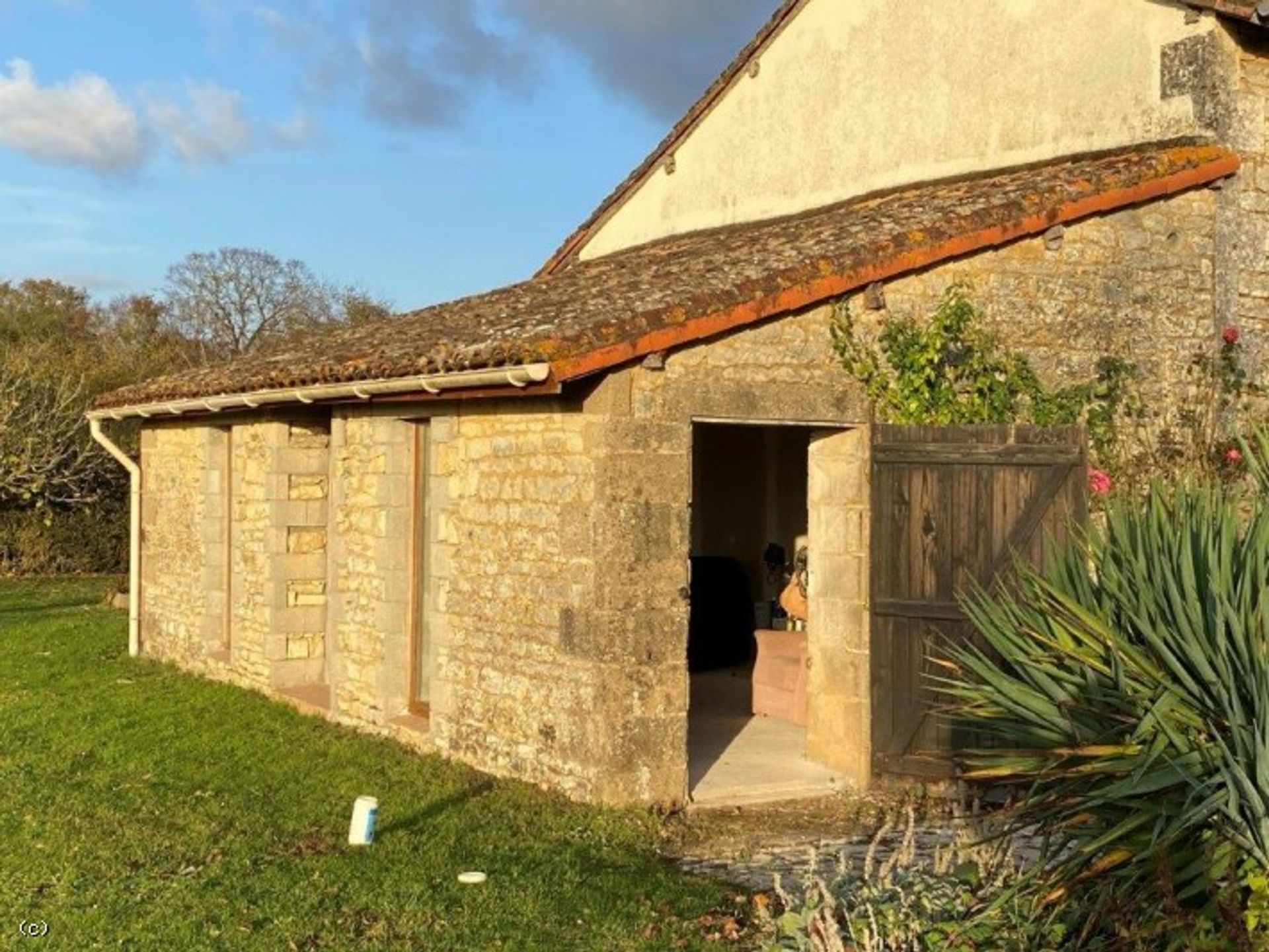 بيت في Saint-Gaudent, Poitou-Charentes 10096771