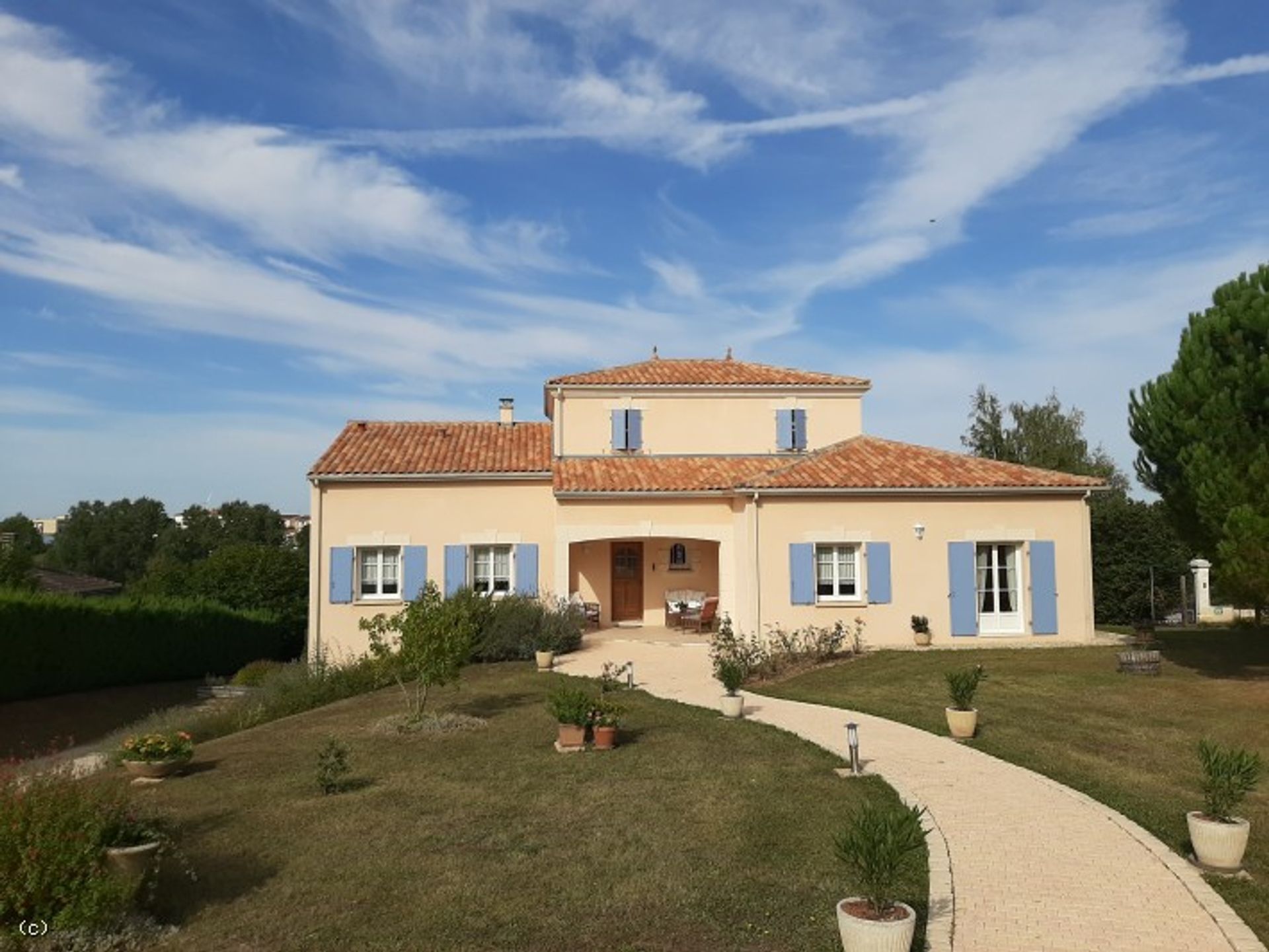 casa en Ruffec, Nouvelle-Aquitaine 10097148