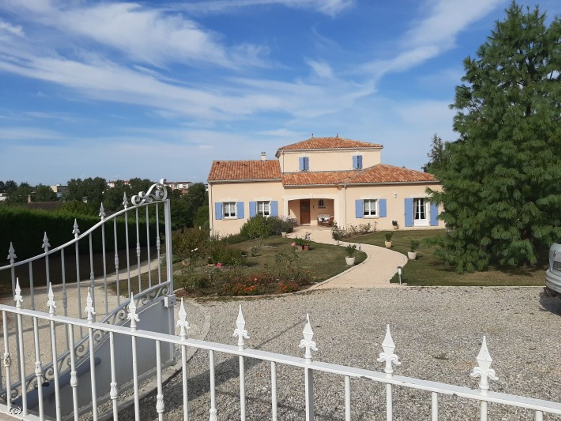 casa en Ruffec, Nouvelle-Aquitaine 10097148