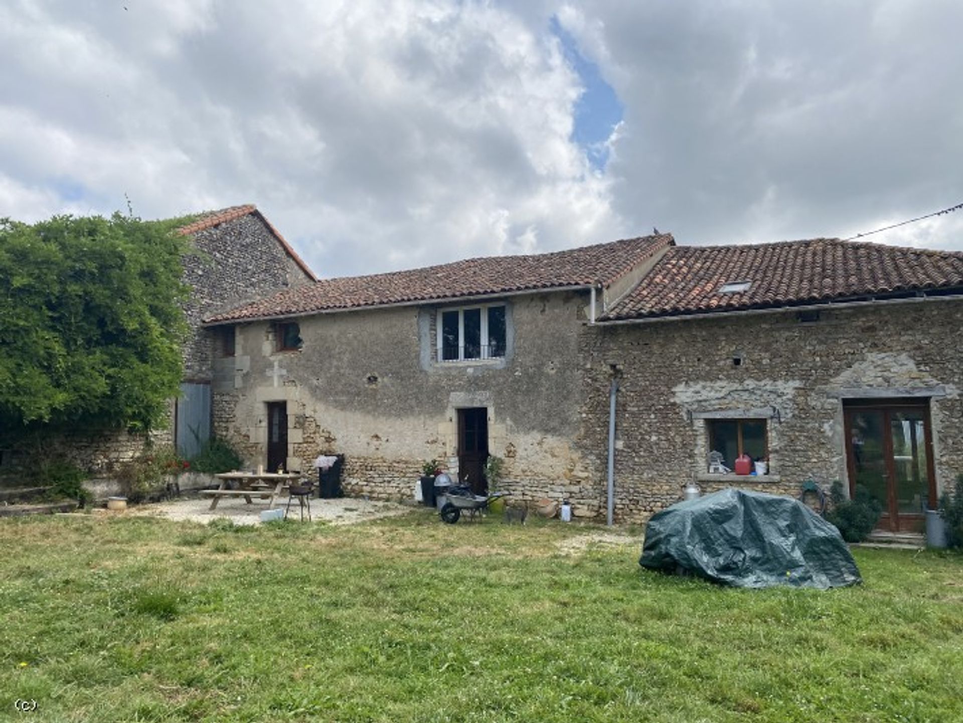 Hus i Civray, Nouvelle-Aquitaine 10097245