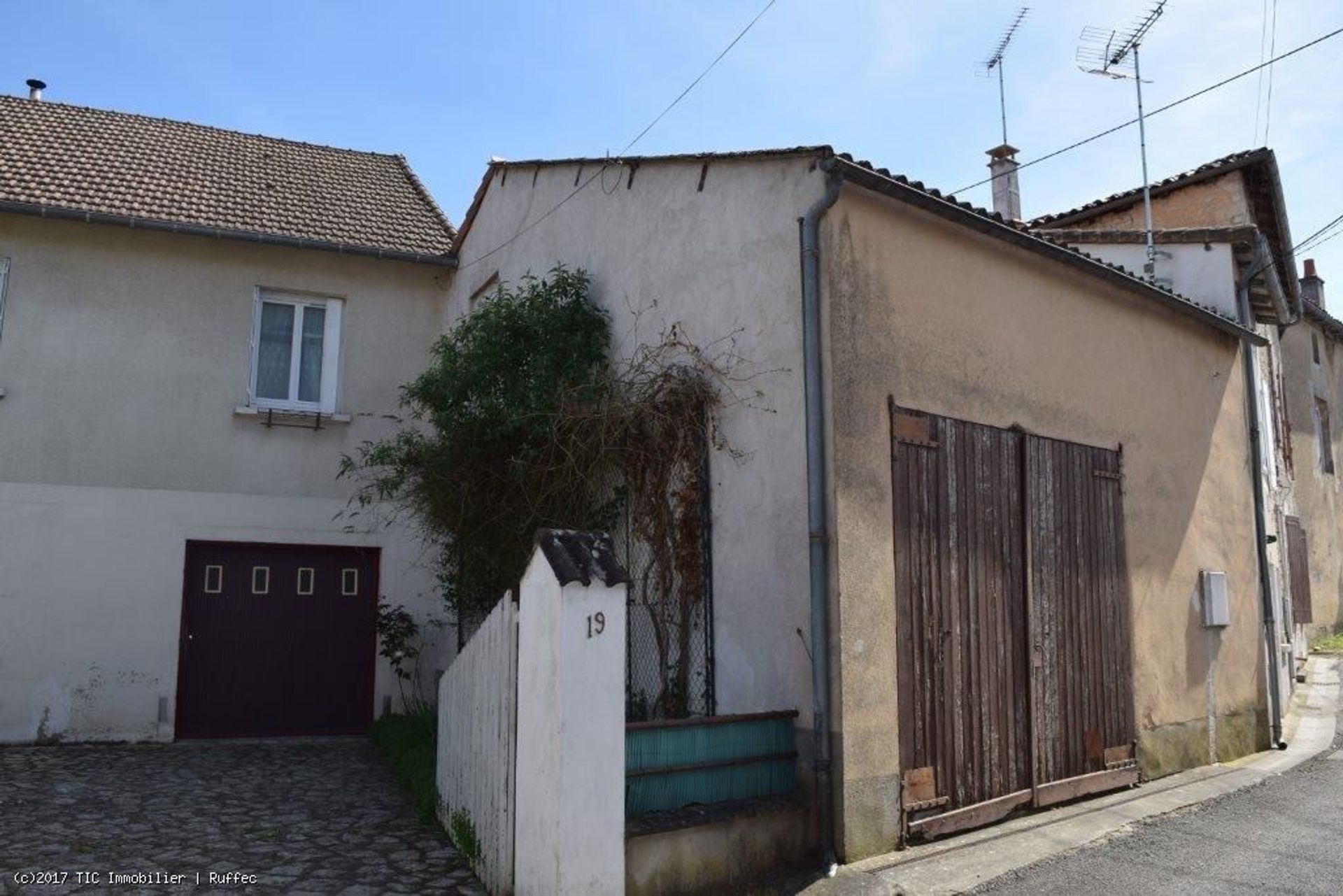 casa en Ruffec, Poitou-Charentes 10097256