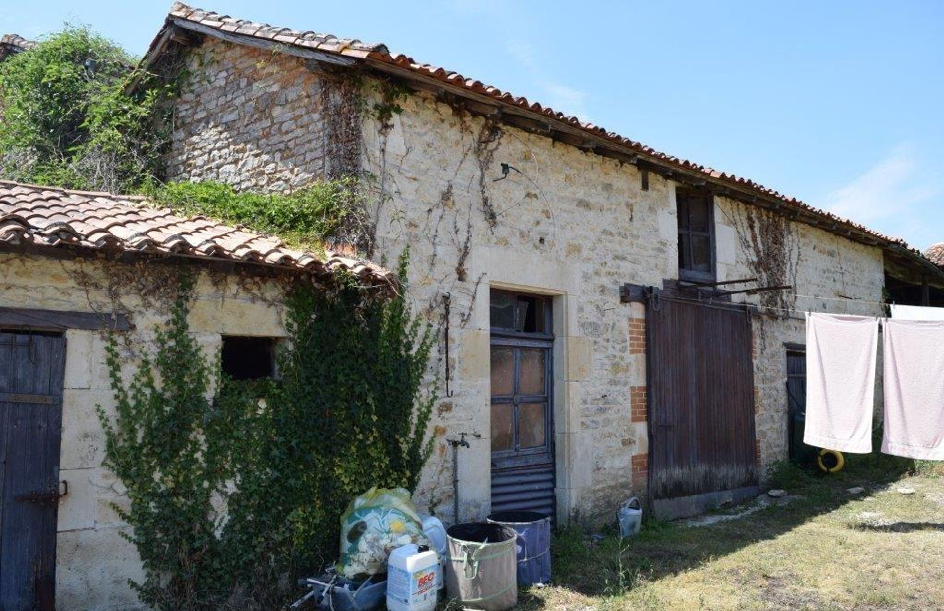 Talo sisään Civray, Poitou-Charentes 10097991