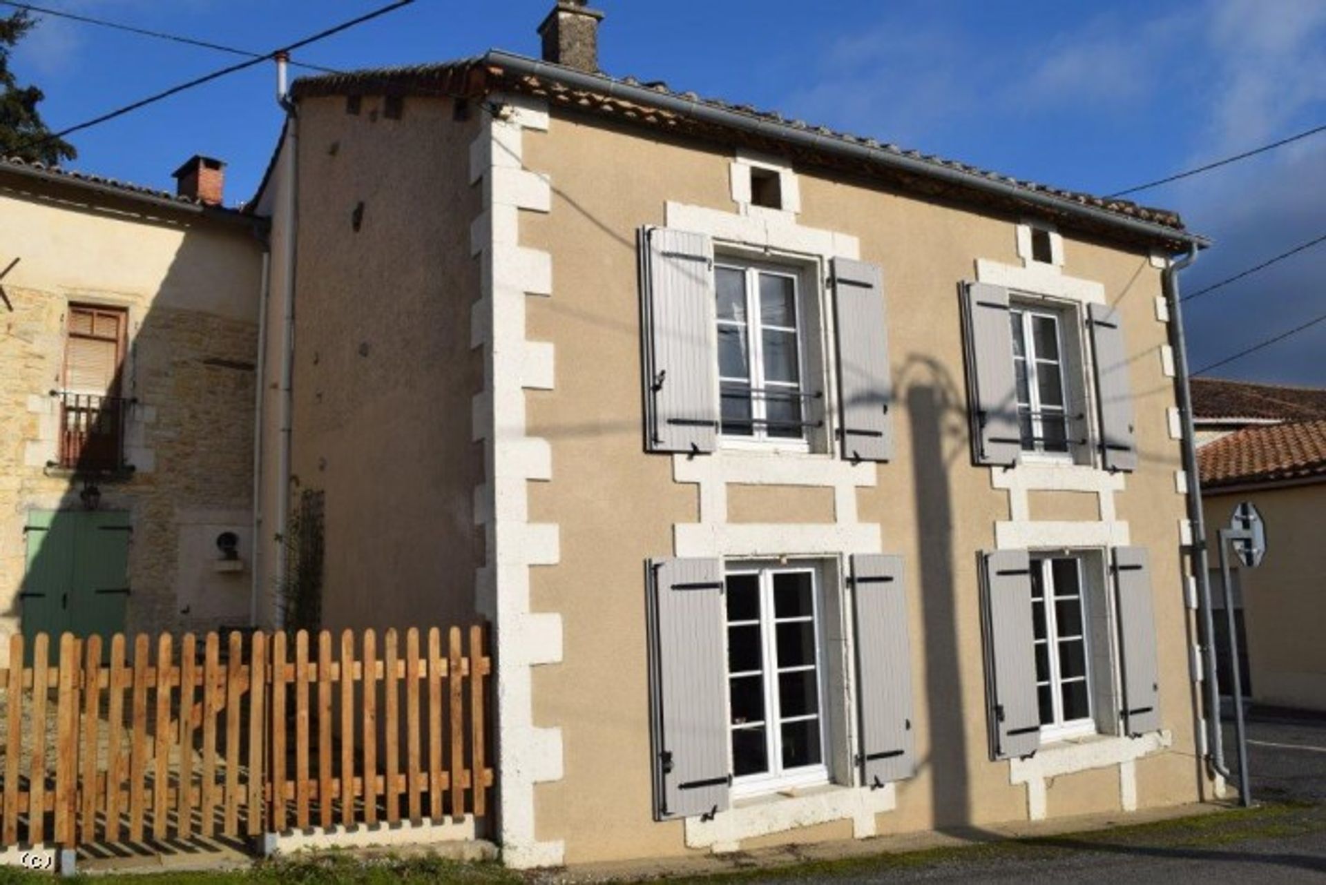 loger dans Champagne-Mouton, Poitou-Charentes 10098057