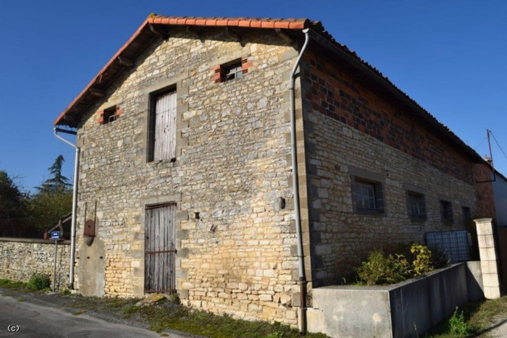 Другой в Ruffec, Poitou-Charentes 10098121