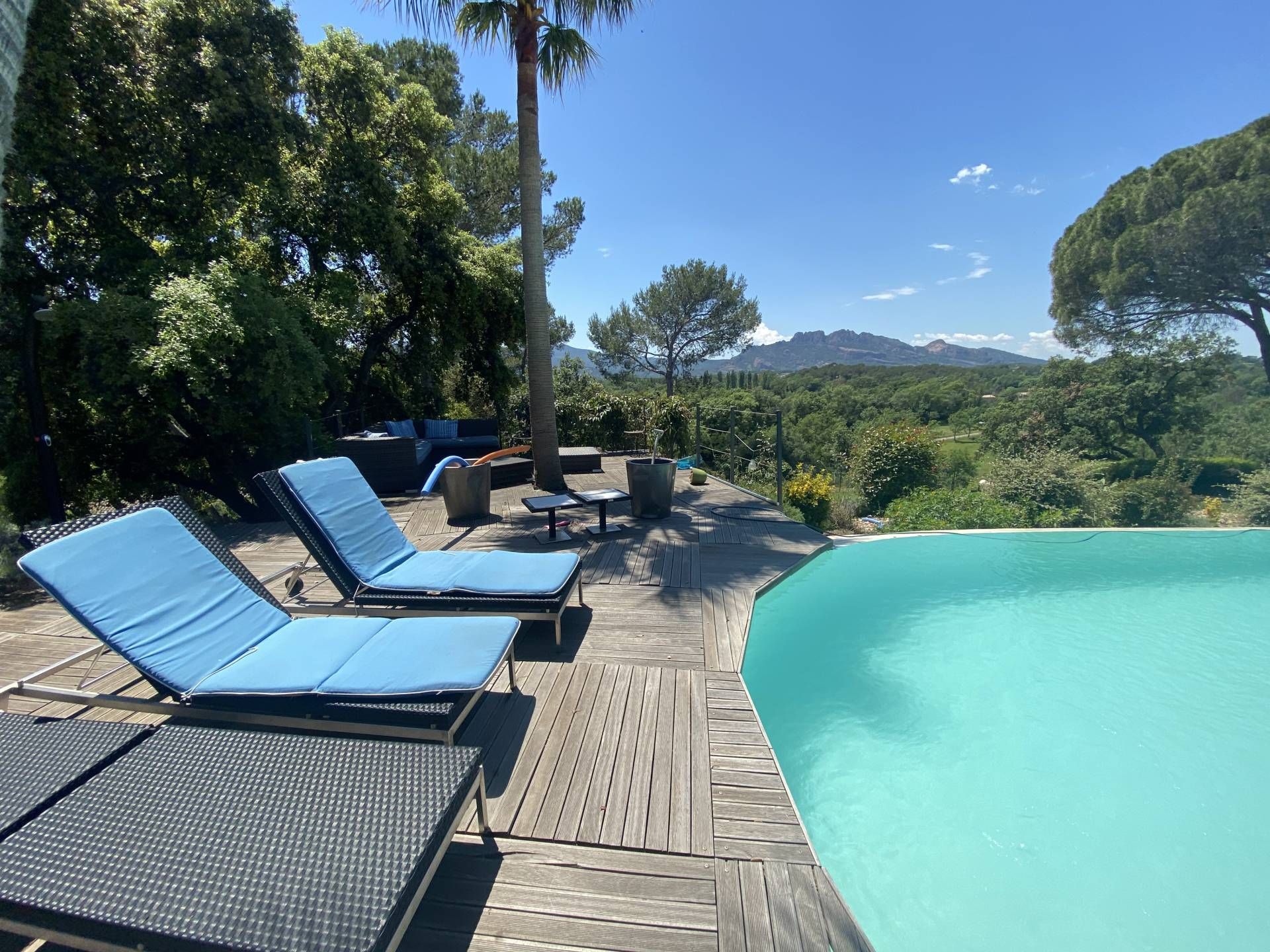 بيت في Roquebrune-sur-Argens, Provence-Alpes-Cote d'Azur 10098224