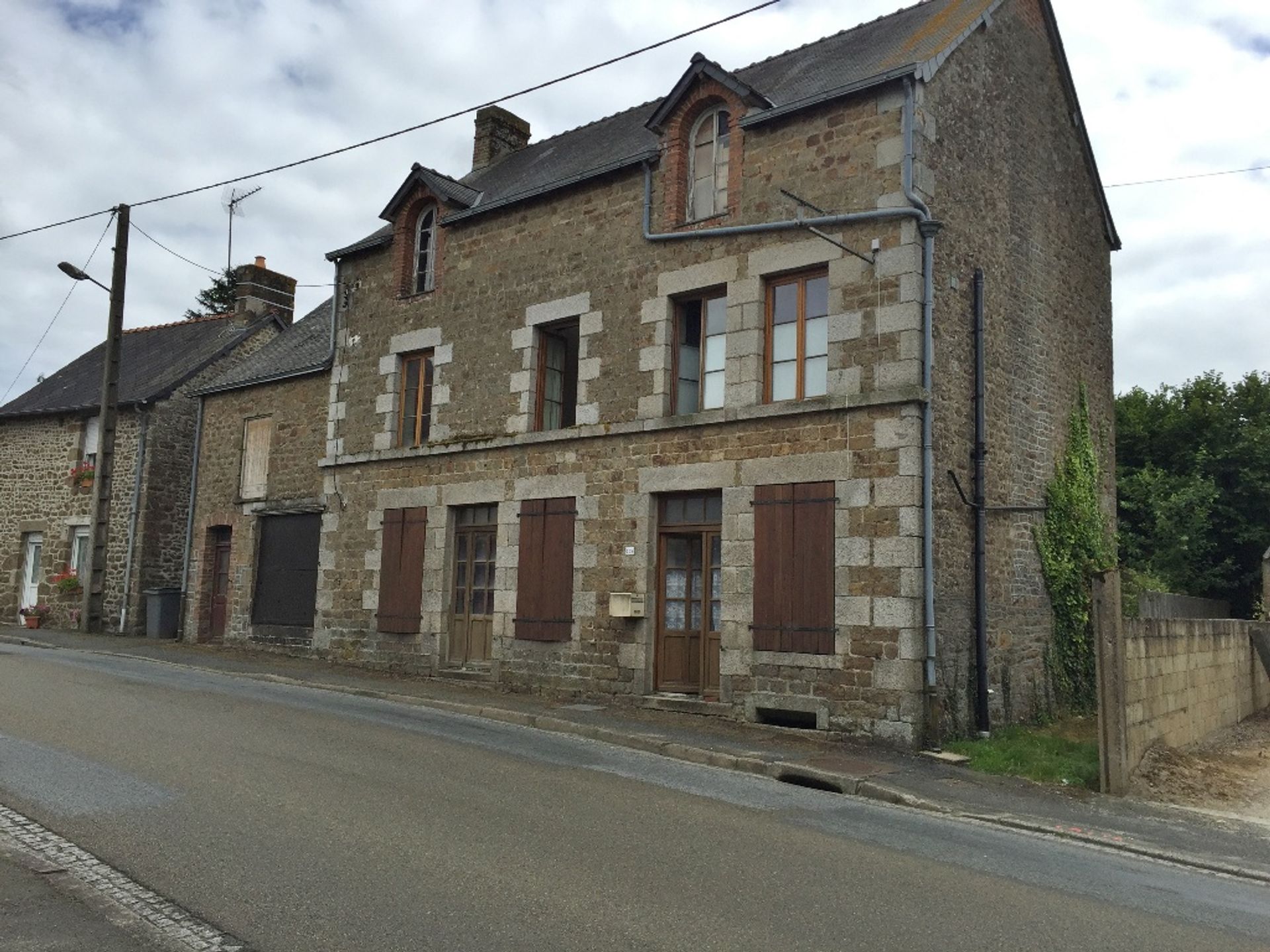 Dom w Montreuil-Poulay, Pays de la Loire 10098370