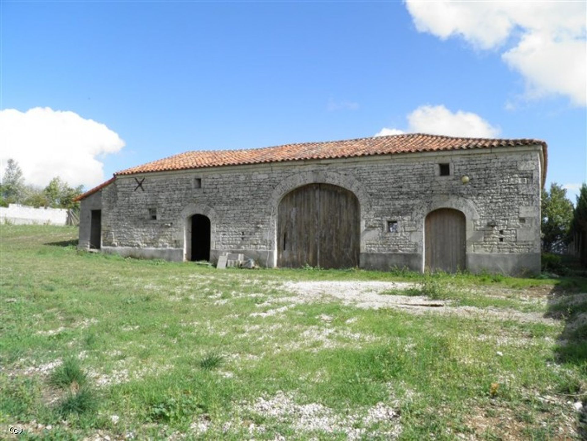 Otro en Villefagnan, Nouvelle-Aquitaine 10098391