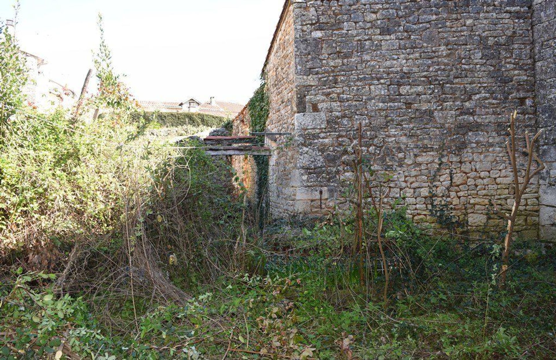 casa en Nanteuil-en-Vallee, Poitou-Charentes 10098400