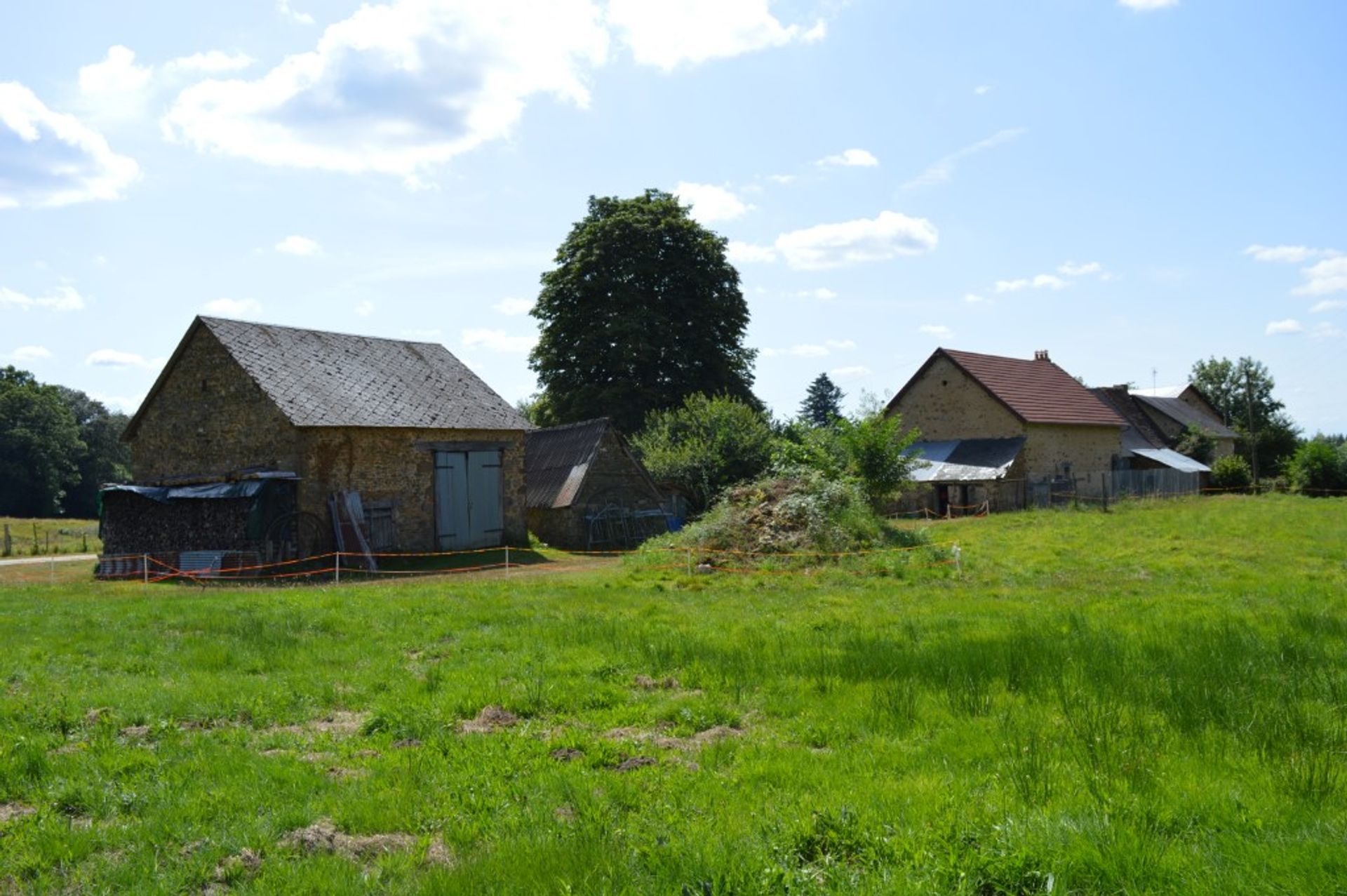 Будинок в La Croisille-sur-Briance, Nouvelle-Aquitaine 10098420