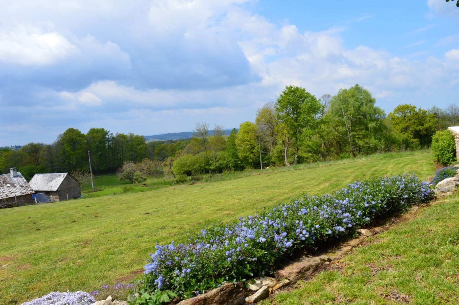 Будинок в La Croisille-sur-Briance, Nouvelle-Aquitaine 10098427