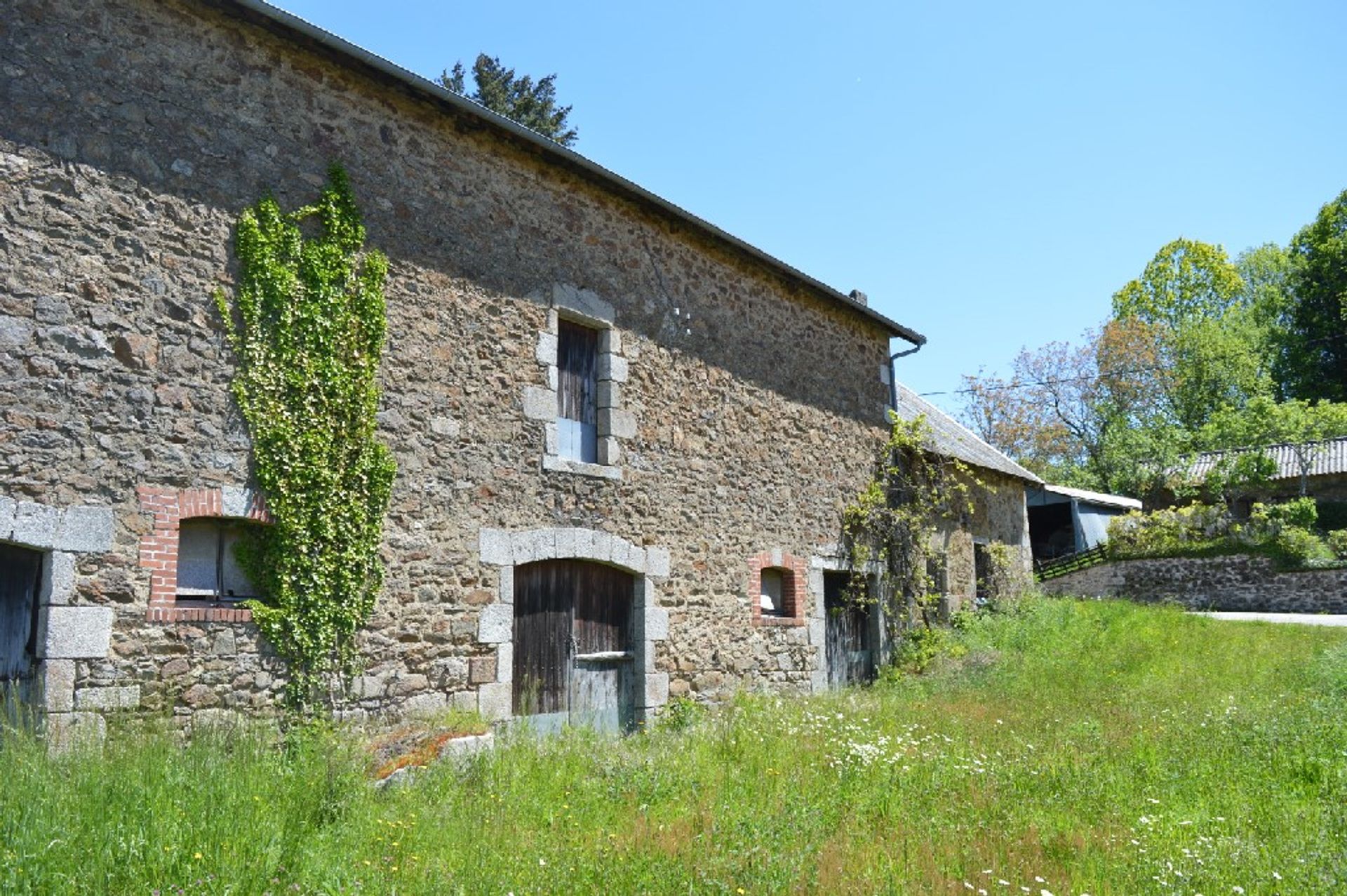 loger dans Bujaleuf, Limousin 10098429