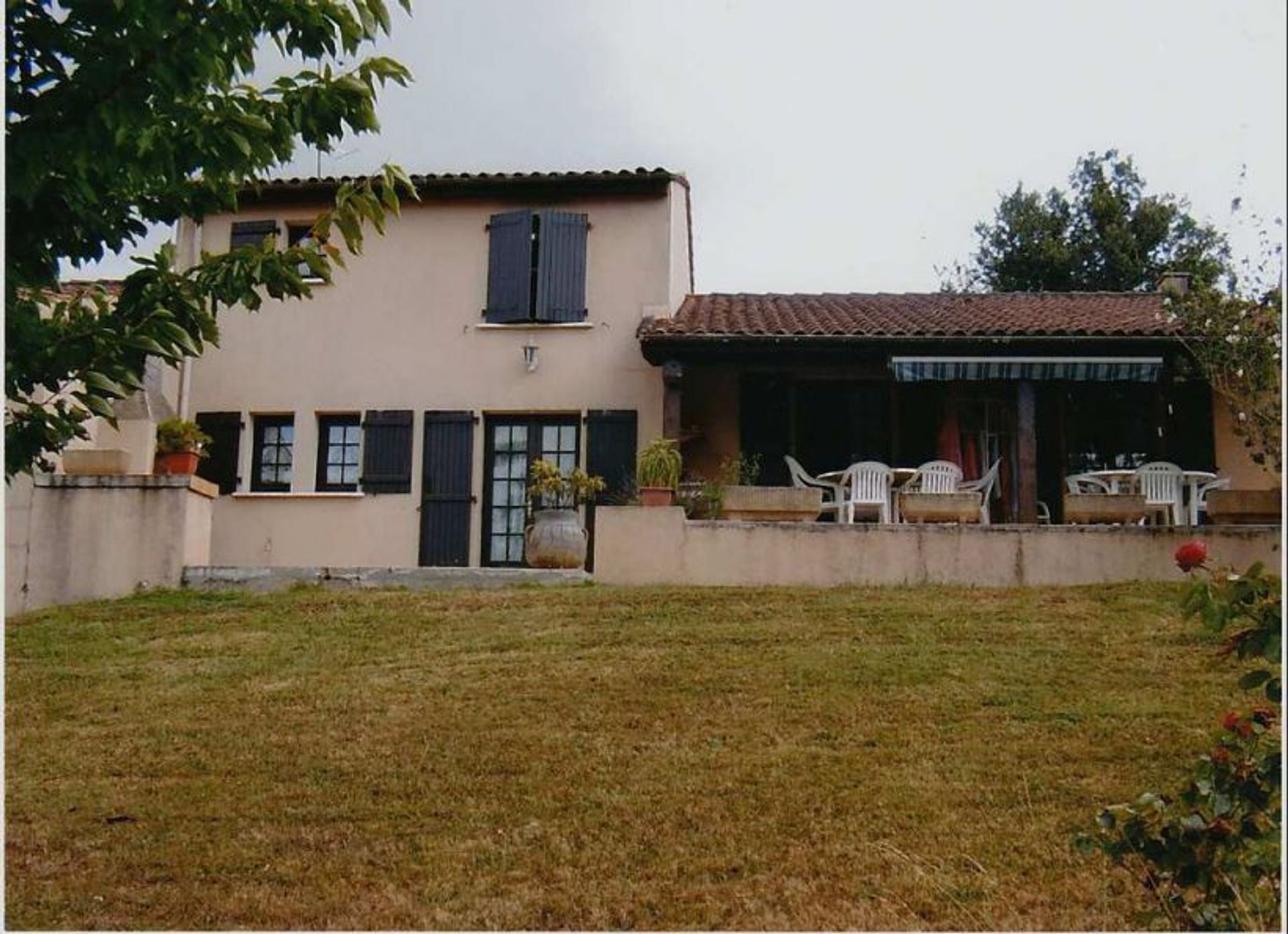 Haus im Chateauneuf-sur-Charente, Neu-Aquitanien 10098751