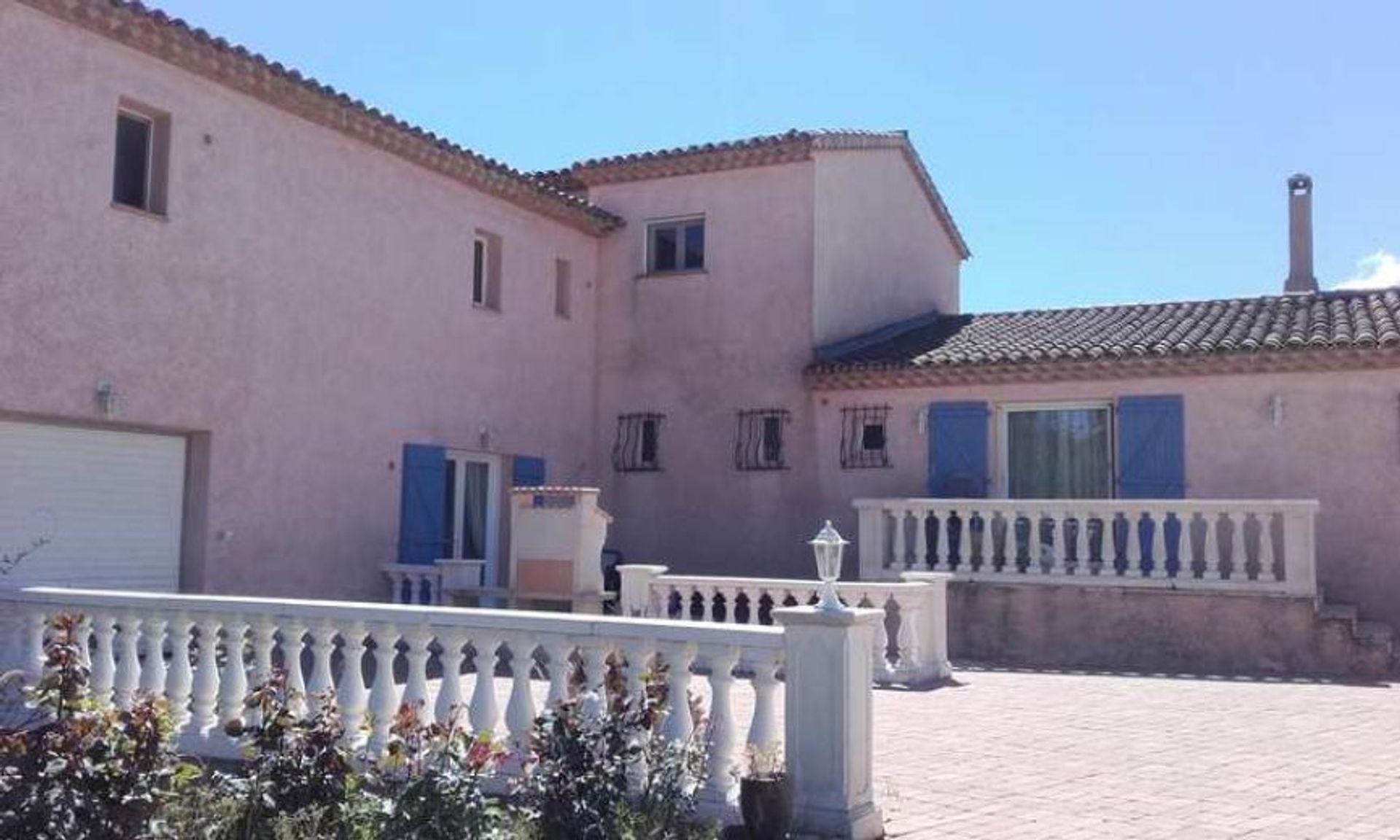 House in Bagnols-en-Foret, Provence-Alpes-Cote d'Azur 10098807